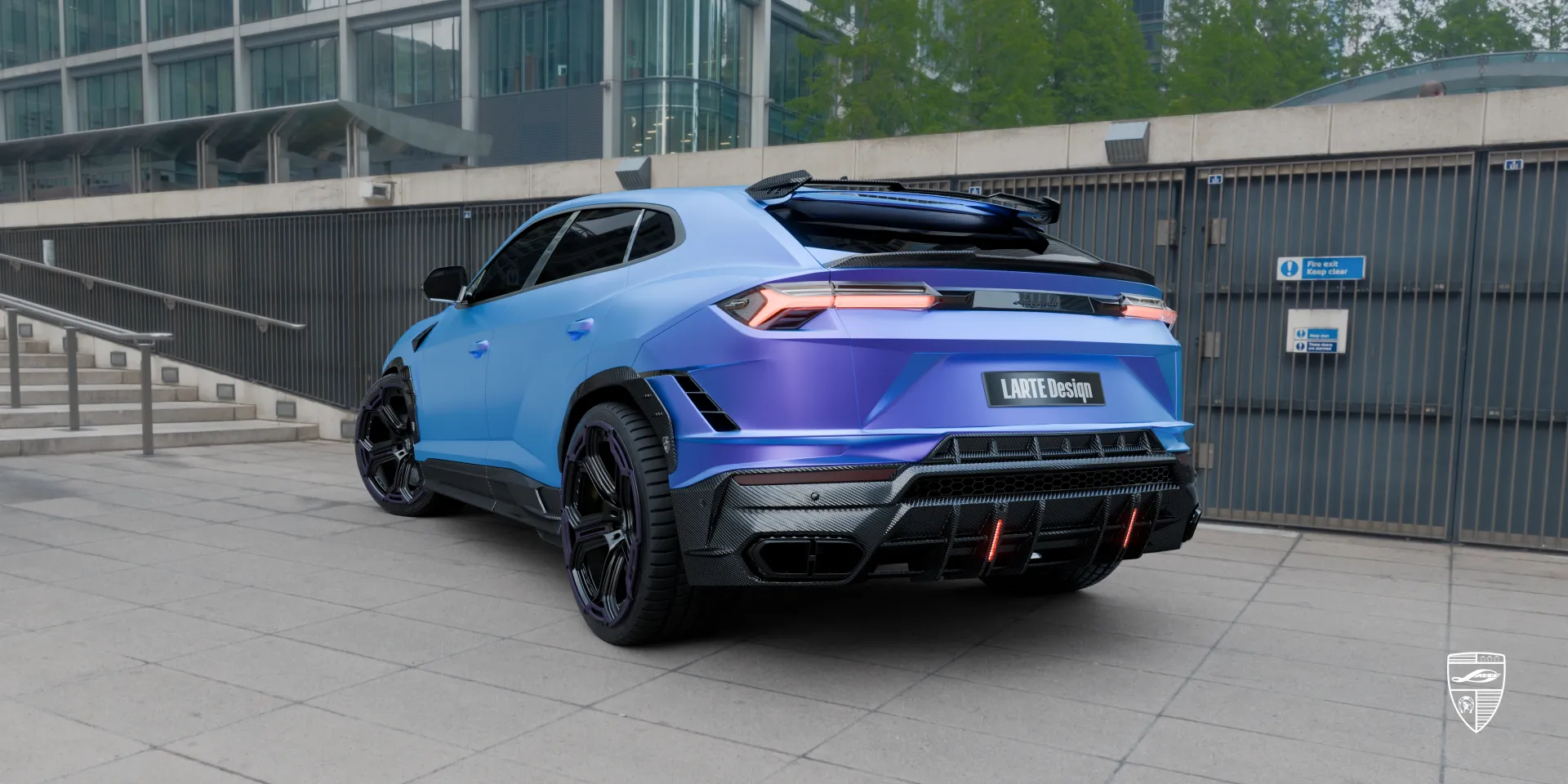 Hyper‑SUV URUS S: modifiziert mit individuellem Design, Carbon‑Details, blauer Folierung
