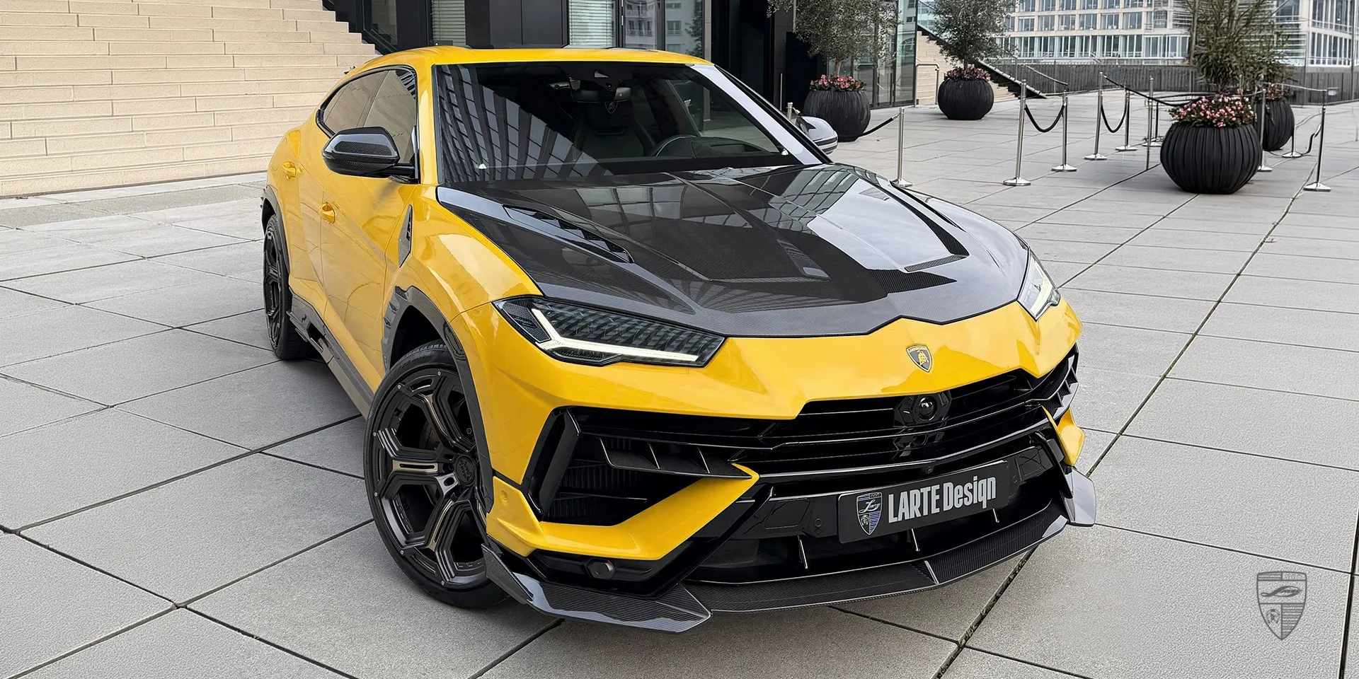 Lambo Urus in Gelb: Leistungs‑Luxus‑SUV mit aerodynamischem Karosseriekit und sportlichem Außenlook