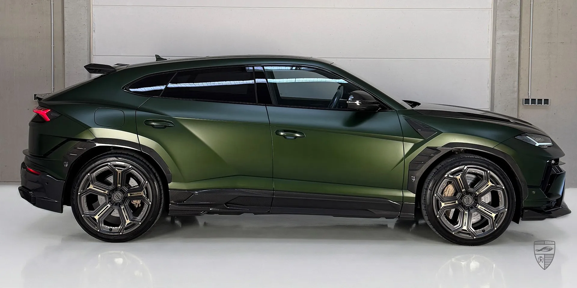 Seitenprofil des Lamborghini Urus mit Sporträdern und maßgeschneidertem Außen‑Design