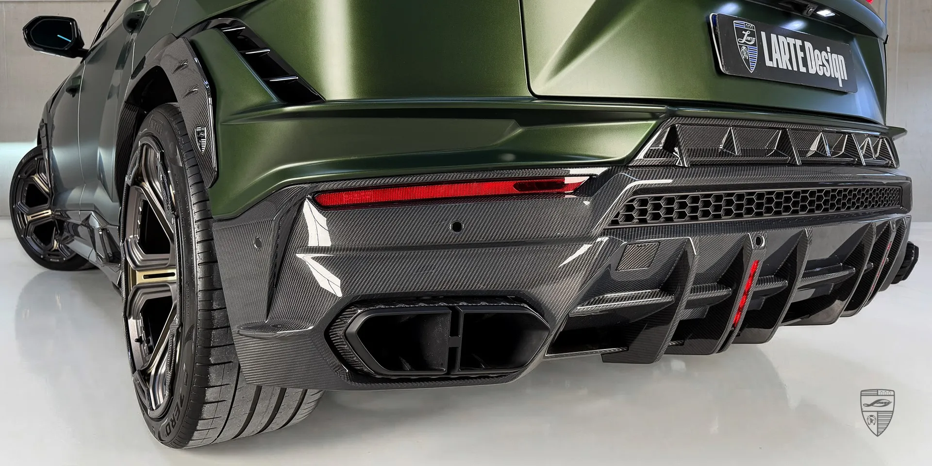 Detailaufnahme des Heckdiffusors am Lamborghini Urus mit aggressivem Tuning und Sportauspuff‑Design