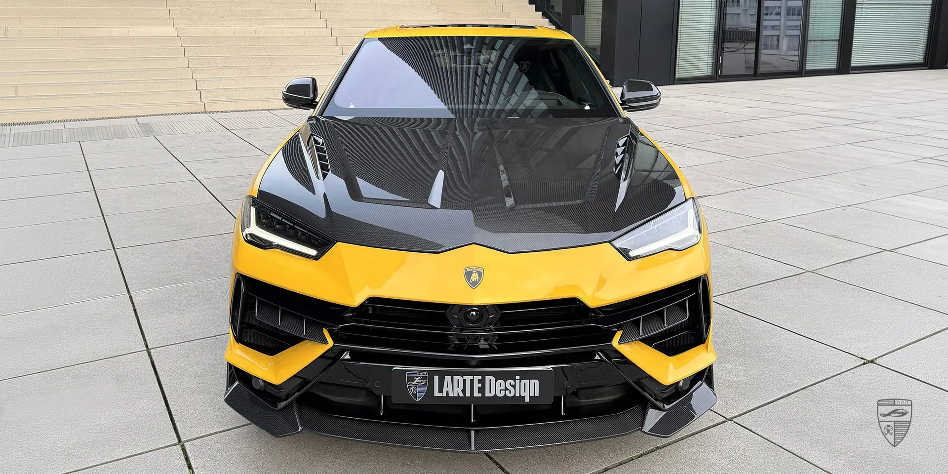 Frontansicht des Lamborghini Urus S: aggressives Luxus‑SUV mit Carbon-Haube und Leistungs‑Styling