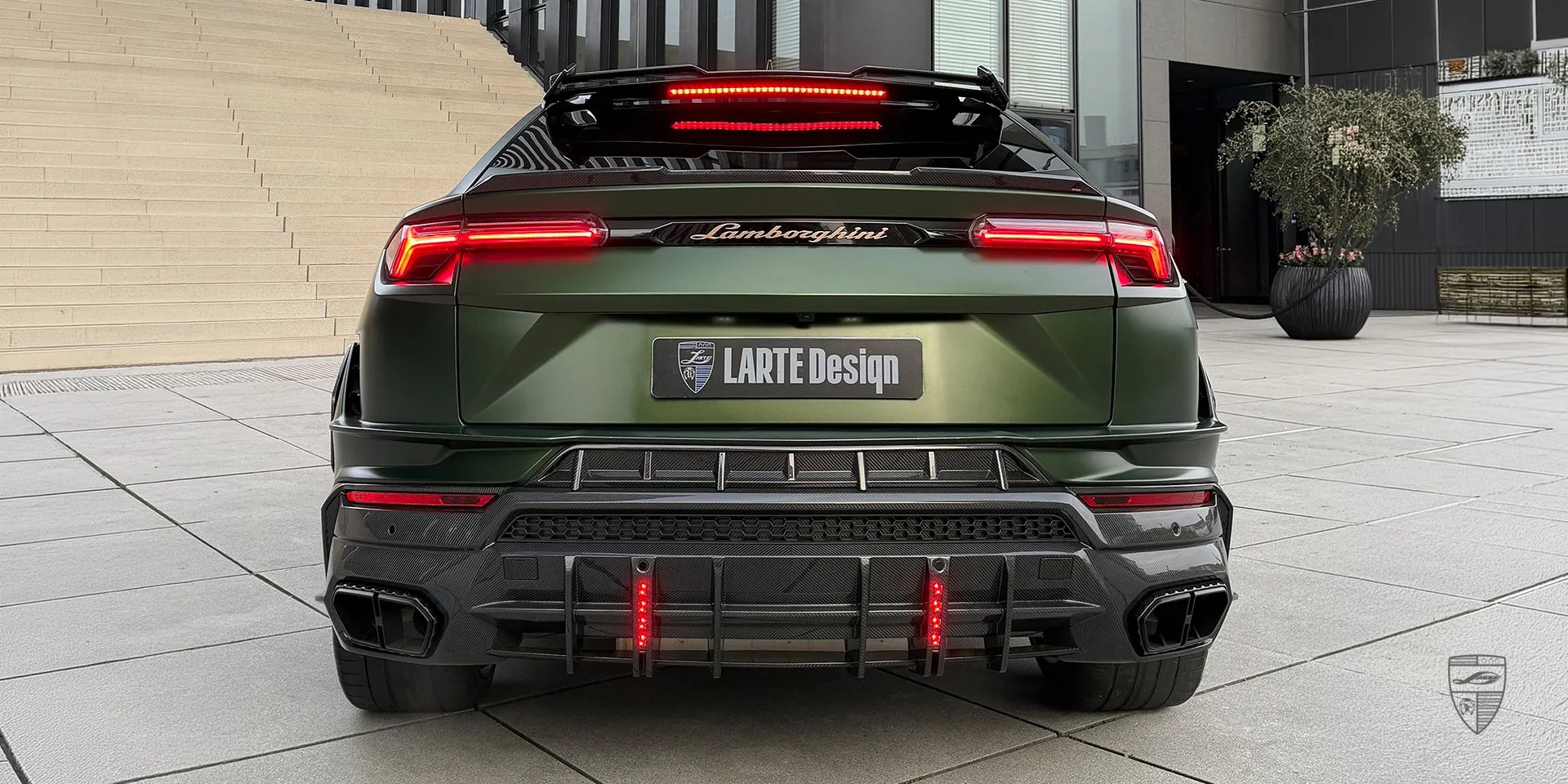 Heckansicht des Lamborghini Urus S mit Sportauspuff und aggressivem Tuning‑Design