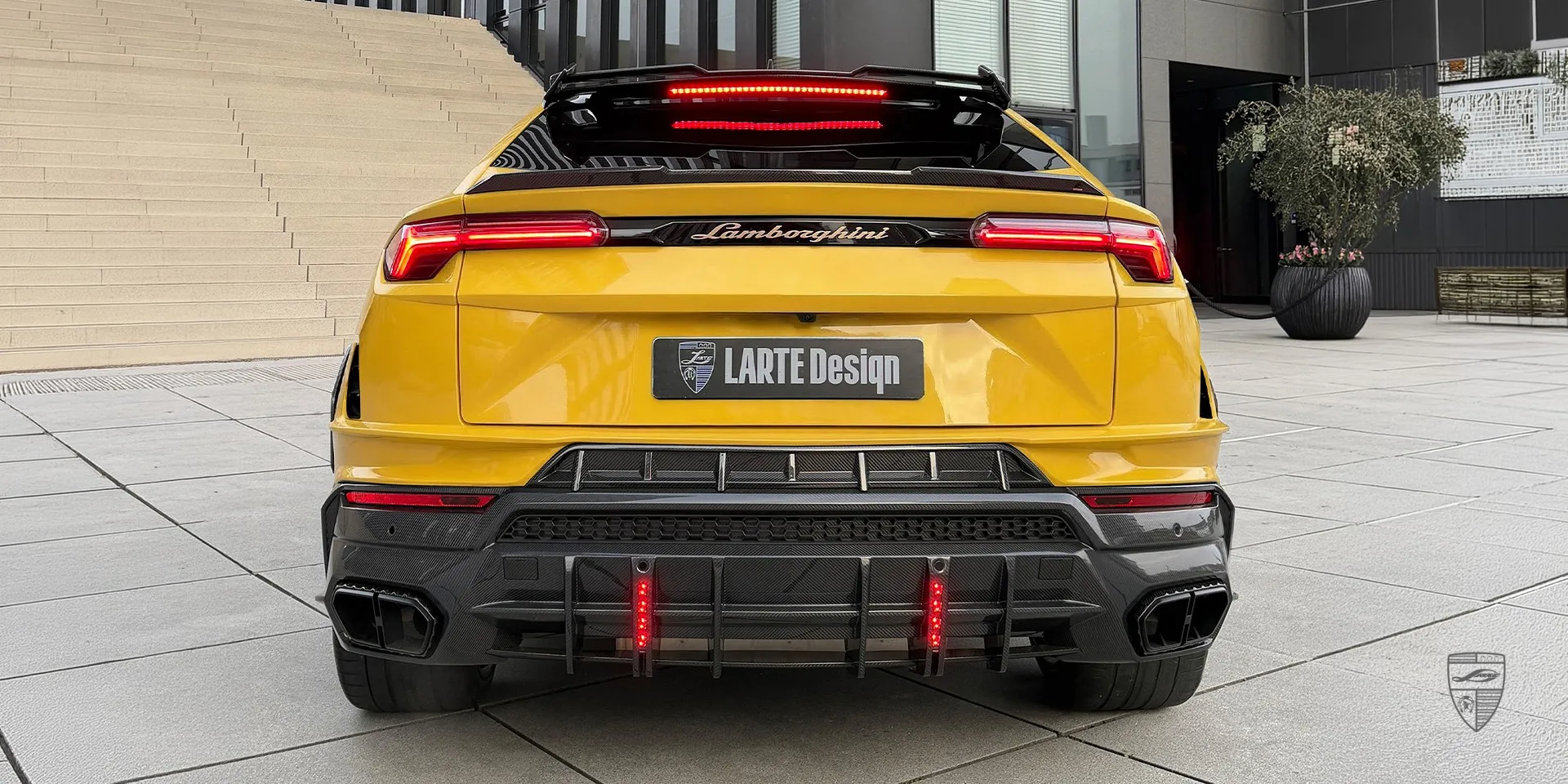 Heckansicht des Lamborghini Urus S in Gelb mit aggressivem Diffusor und Außen‑Styling