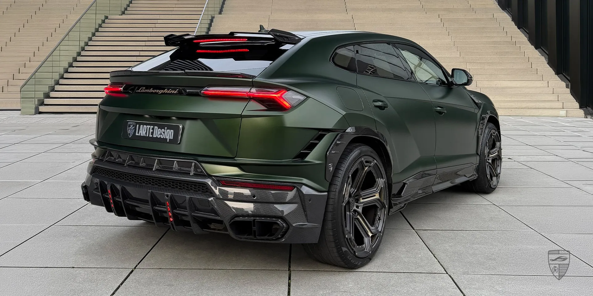 Mattgrüner Lamborghini Urus Performante mit maßgeschneidertem Karosseriekit und aggressivem Styling