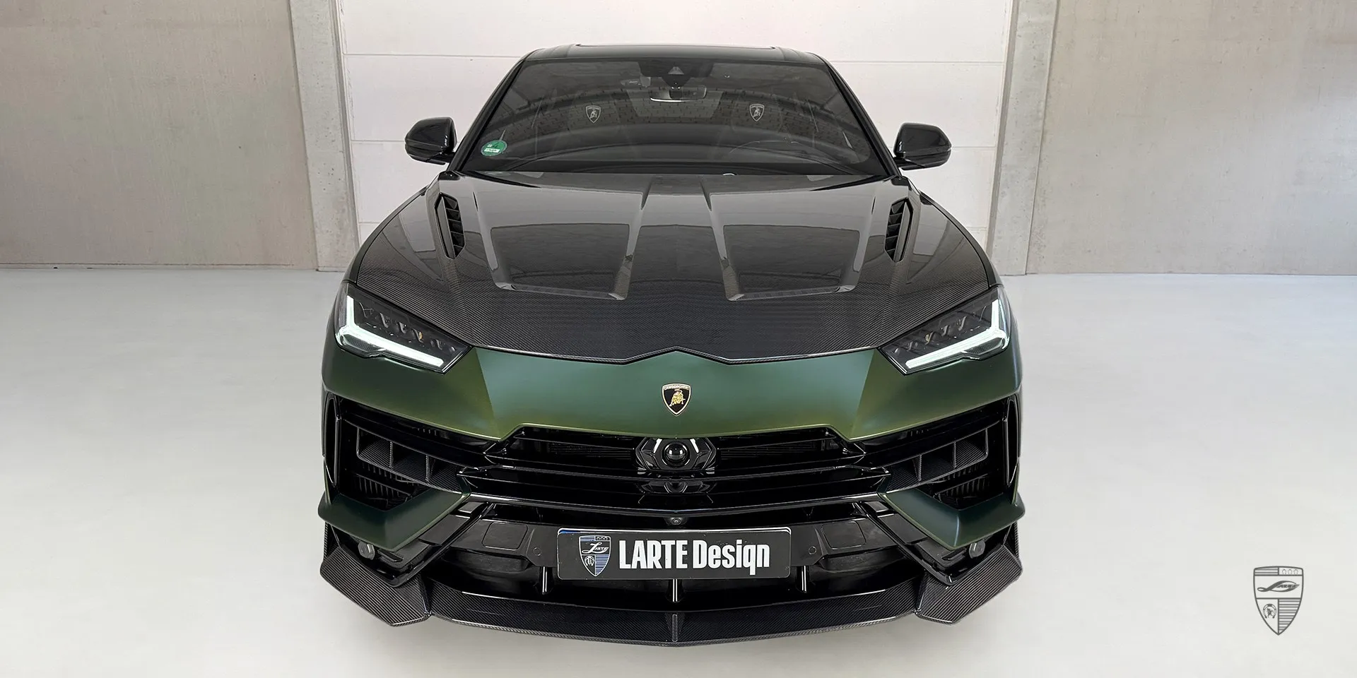 Urus S mattgrünes Luxus‑Leistungs‑SUV: Profil mit aggressivem maßgeschneidertem Styling