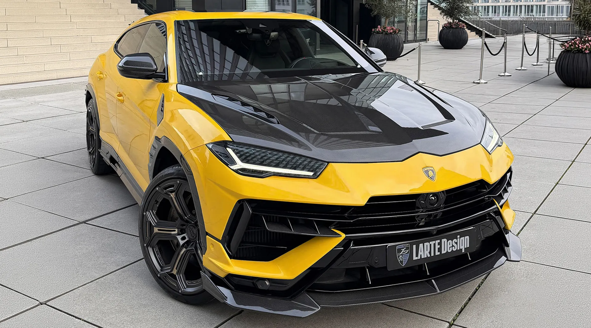 Aggressive Frontansicht des Lambo Urus mit LARTE Stoßfänger‑Design und Leistungs‑SUV‑Styling