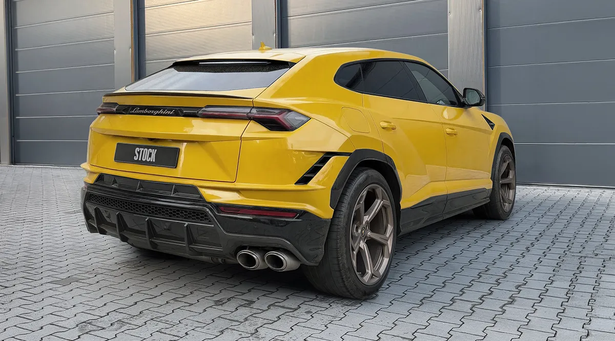 Dreiviertelansicht des Urus S in Gelb mit Breitbau‑Karosseriekit und Sport‑Styling