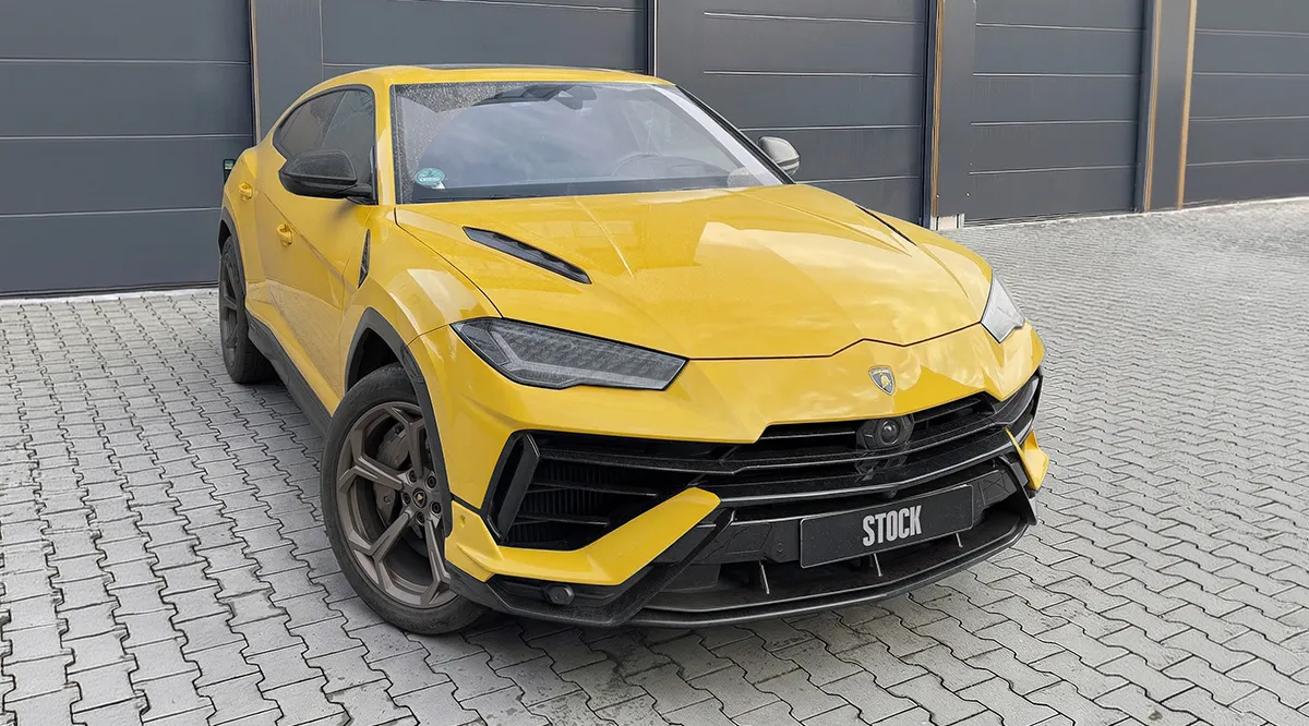 Aggressive Frontansicht des Lambo Urus mit LARTE Stoßfänger‑Design und Leistungs‑SUV‑Styling