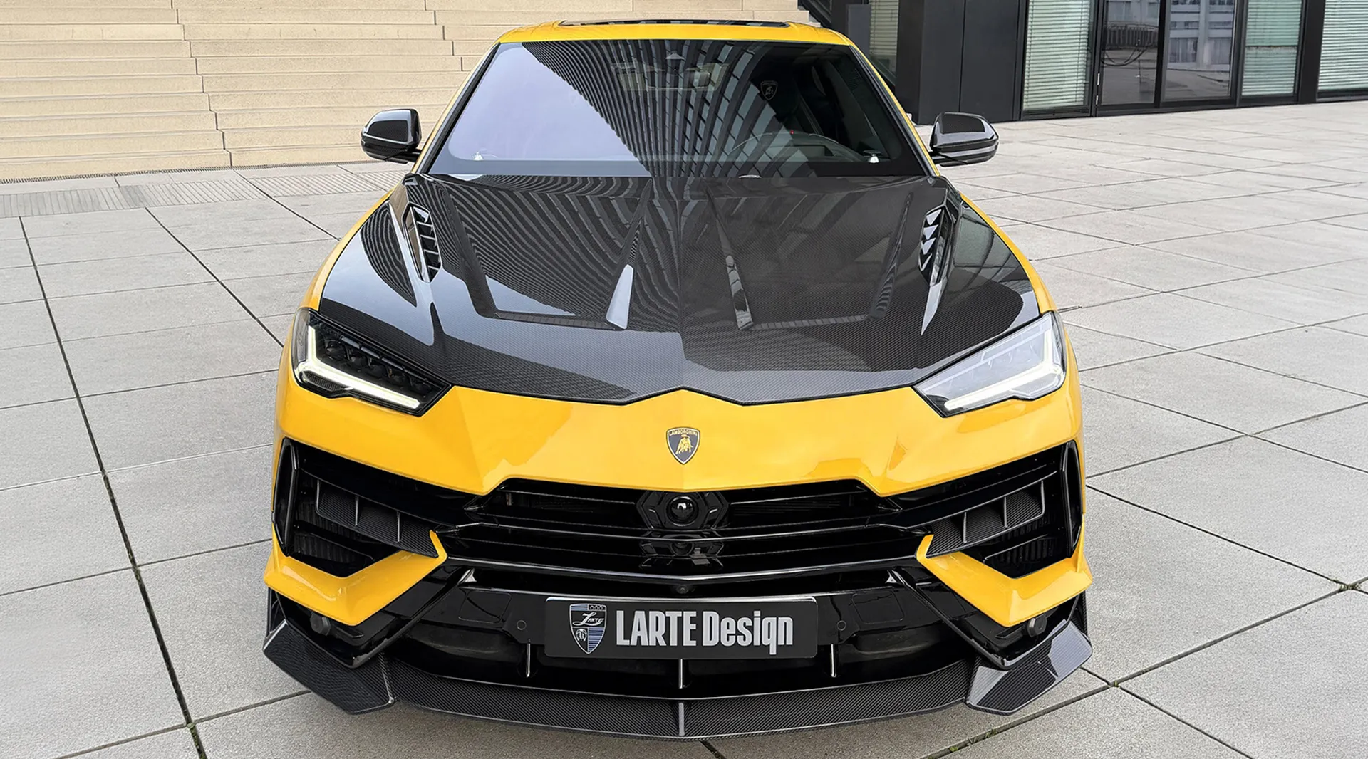 Lamborghini Urus in Gelb mit aggressivem Karosseriekit und sportlichem Front‑Styling