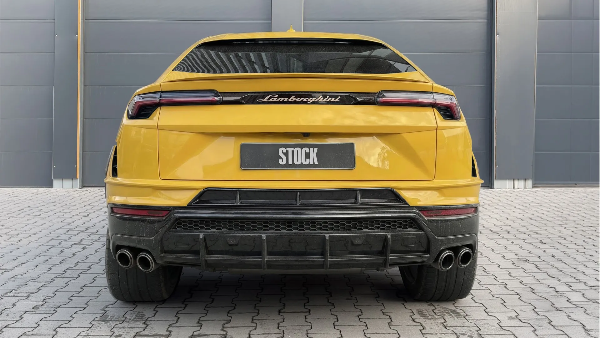 Dreiviertelansicht des Urus S in Gelb mit Breitbau‑Karosseriekit und Sport‑Styling