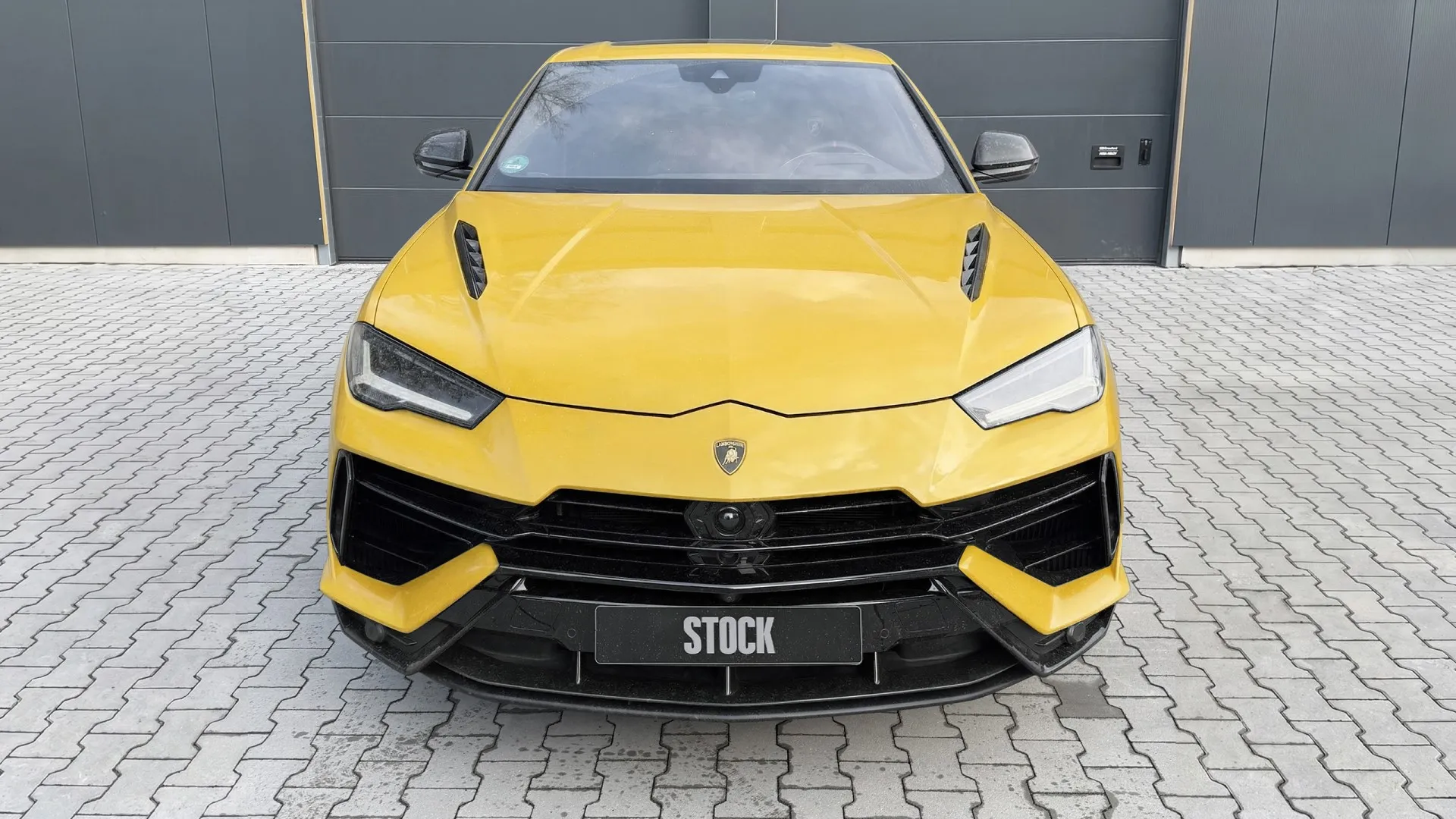 Aggressive Frontansicht des Lambo Urus mit LARTE Stoßfänger‑Design und Leistungs‑SUV‑Styling