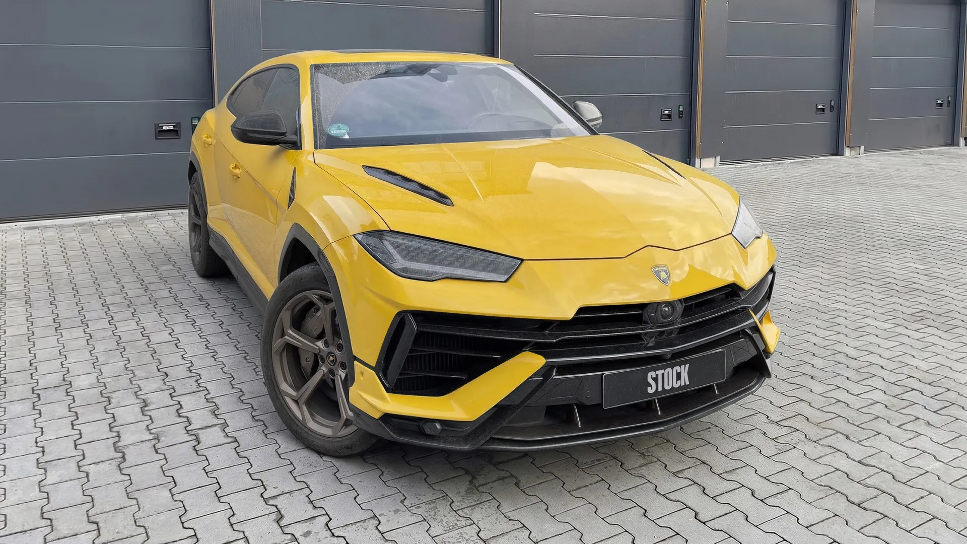 Lamborghini Urus in Gelb mit aggressivem Karosseriekit und sportlichem Front‑Styling