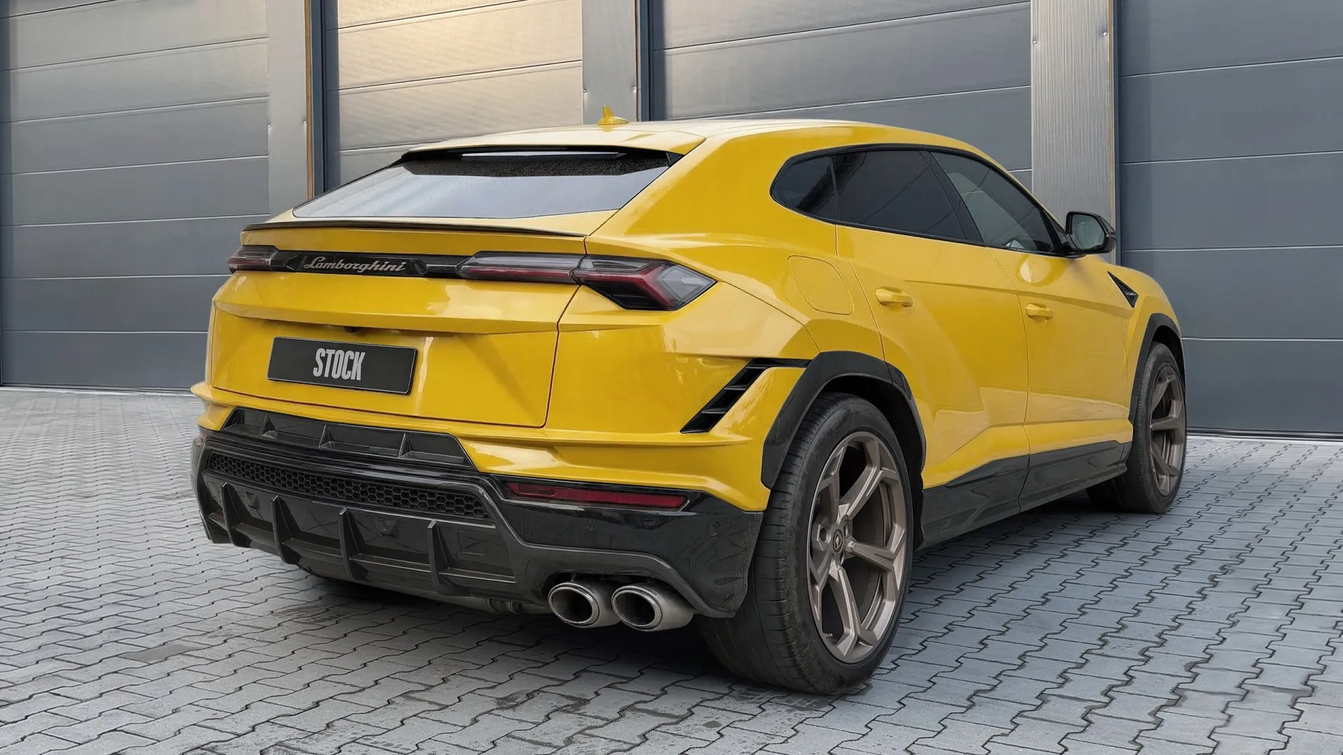Heckansicht des Lamborghini Urus Performante in Gelb mit Leistungs‑Diffusor und LARTE Tuning