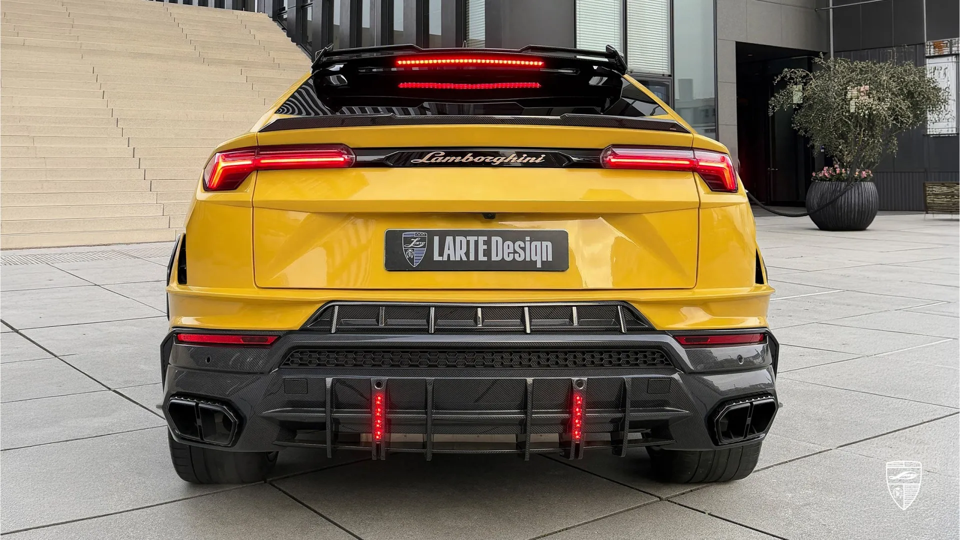 Dreiviertelansicht des Urus S in Gelb mit Breitbau‑Karosseriekit und Sport‑Styling