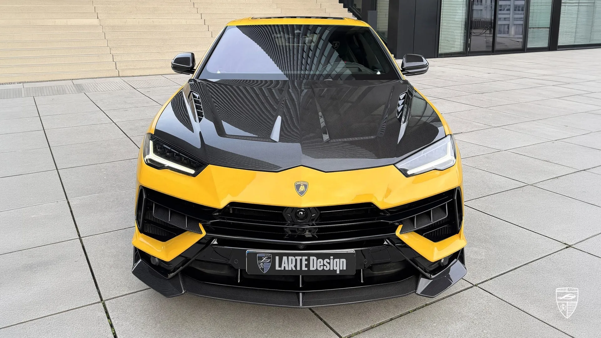 Aggressive Frontansicht des Lambo Urus mit LARTE Stoßfänger‑Design und Leistungs‑SUV‑Styling