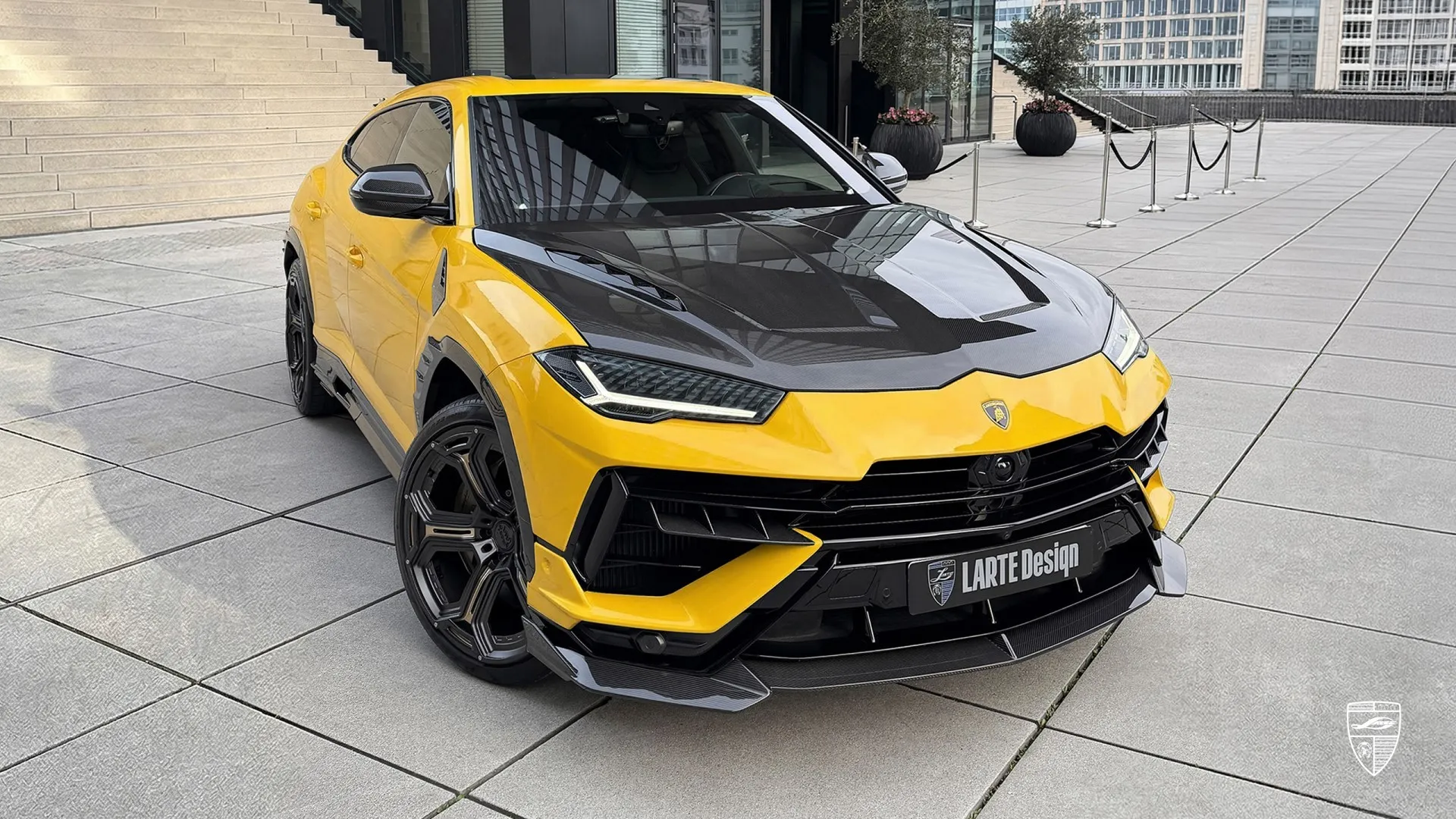 Lamborghini Urus in Gelb mit aggressivem Karosseriekit und sportlichem Front‑Styling