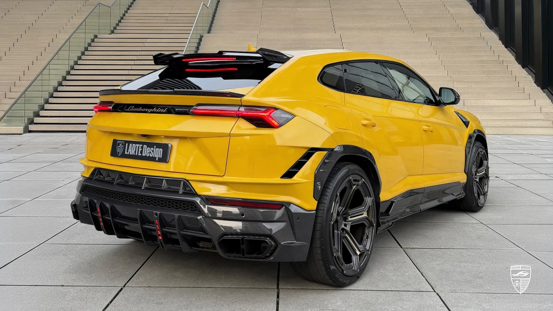 Heckansicht des Lamborghini Urus Performante in Gelb mit Leistungs‑Diffusor und LARTE Tuning