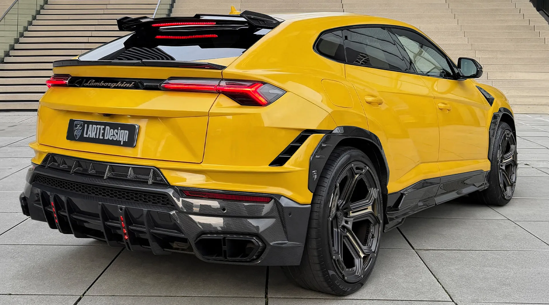Dreiviertelansicht des Urus S in Gelb mit Breitbau‑Karosseriekit und Sport‑Styling