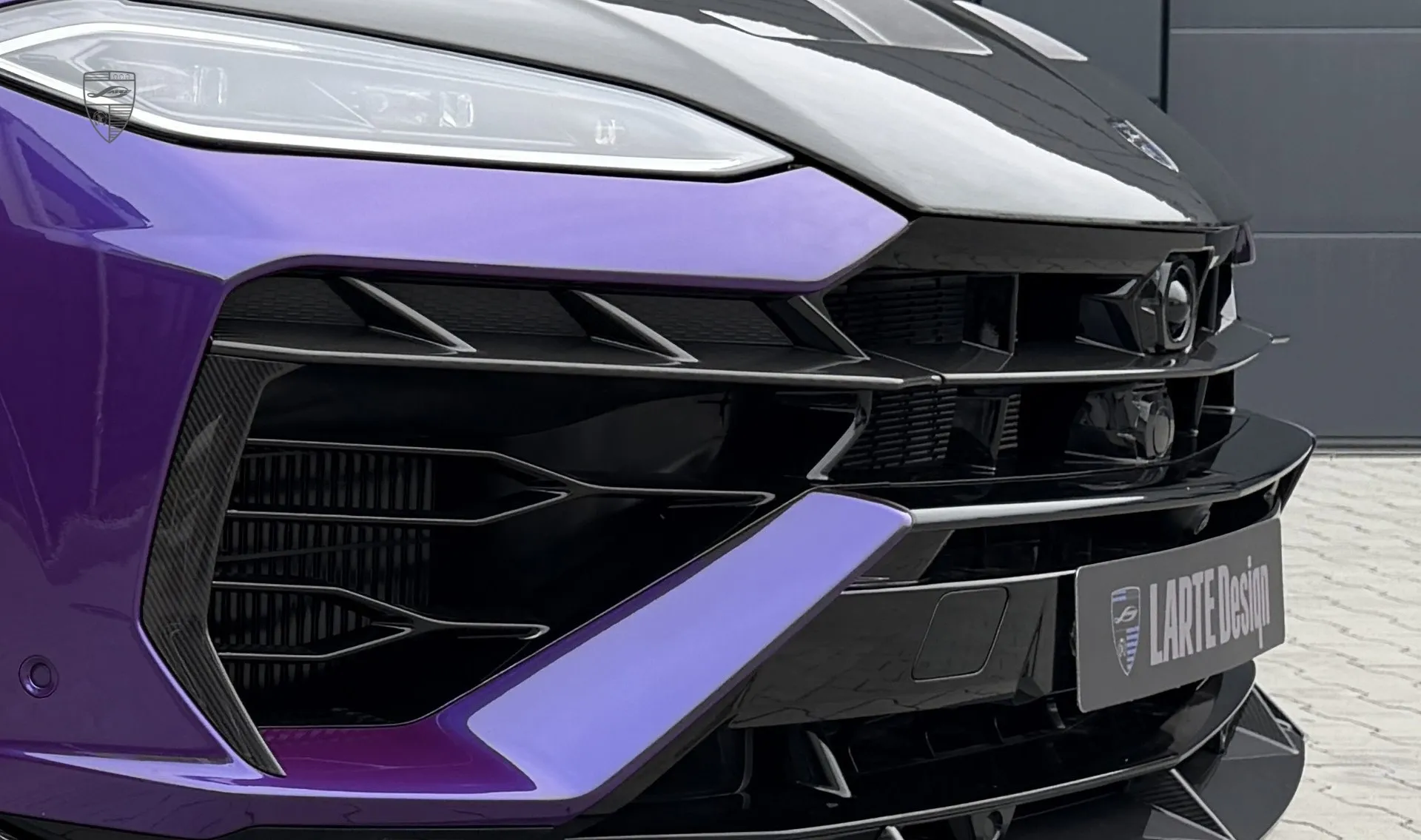 Carbon-Frontstoßfänger-Insert für Ihren URUS SE im Umrüstkit von LARTE Design