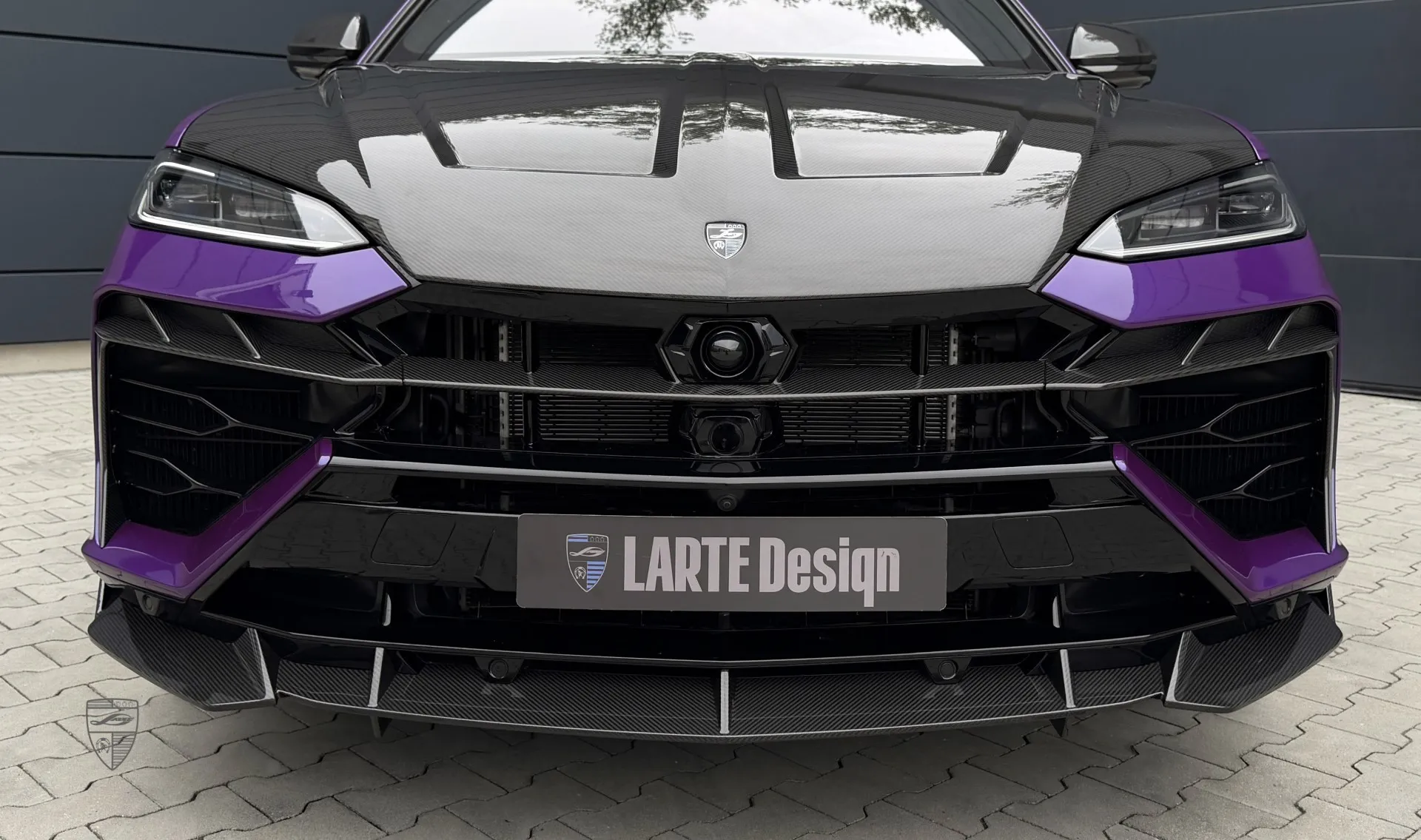 Carbon-Frontstoßfänger-Insert Upgrade für das Familienauto URUS SE von LARTE Design