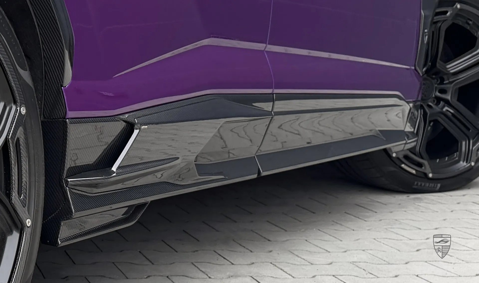 Carbon-Türleisten für Ihren URUS SE im Umrüstkit von LARTE Design