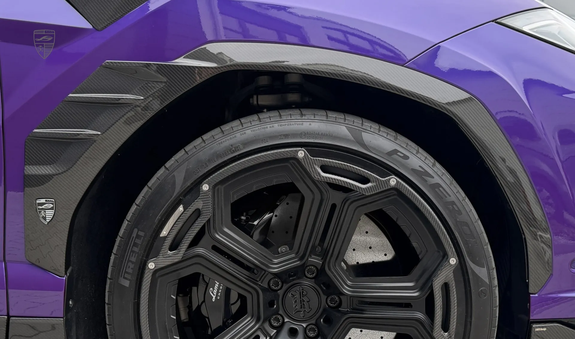 Carbon-Kotflügelverbreiterungen Upgrade für den Luxuswagen URUS SE von LARTE Design