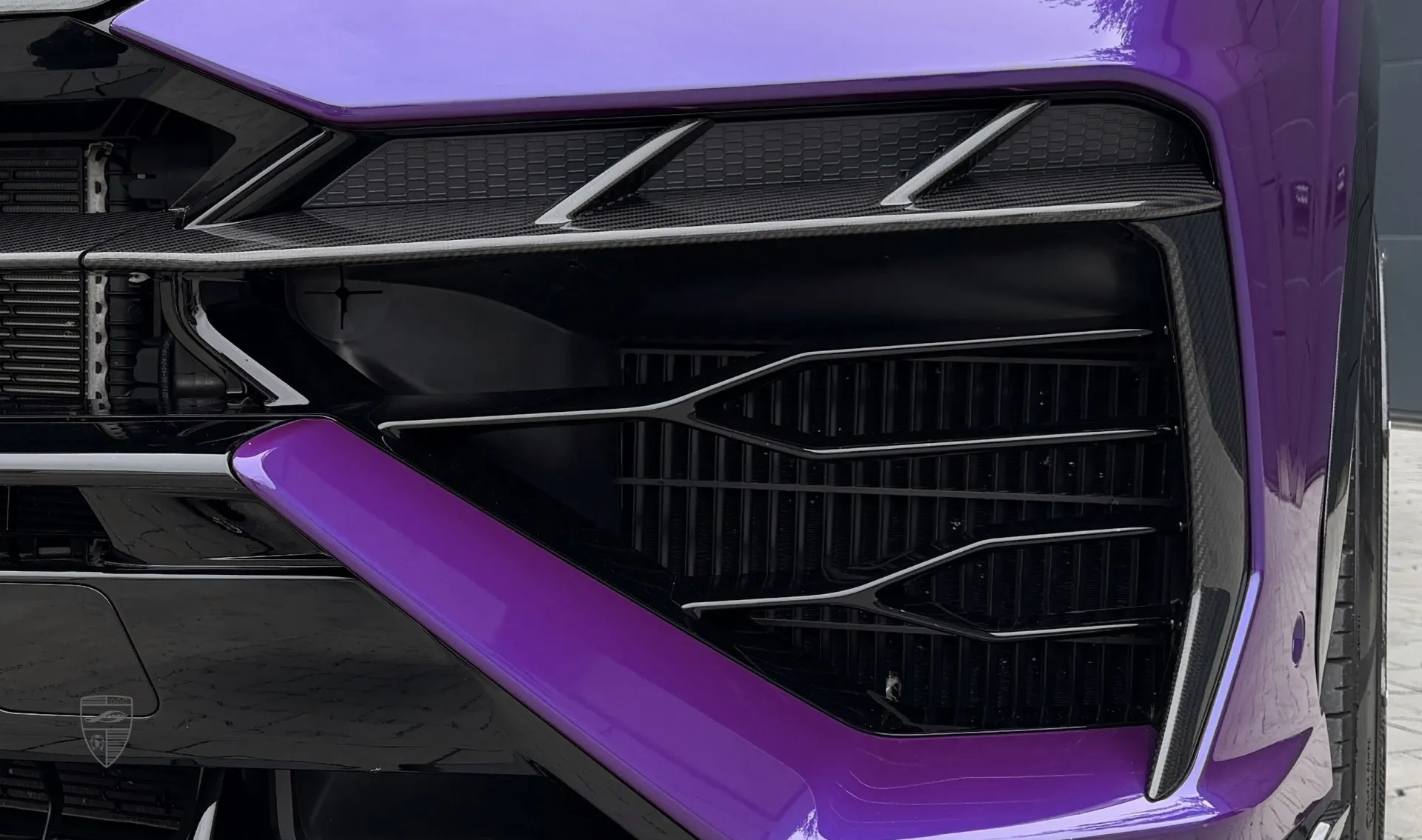 Carbon-Frontstoßfänger-Insert für Ihren URUS SE im Erscheinungspaket von LARTE Design