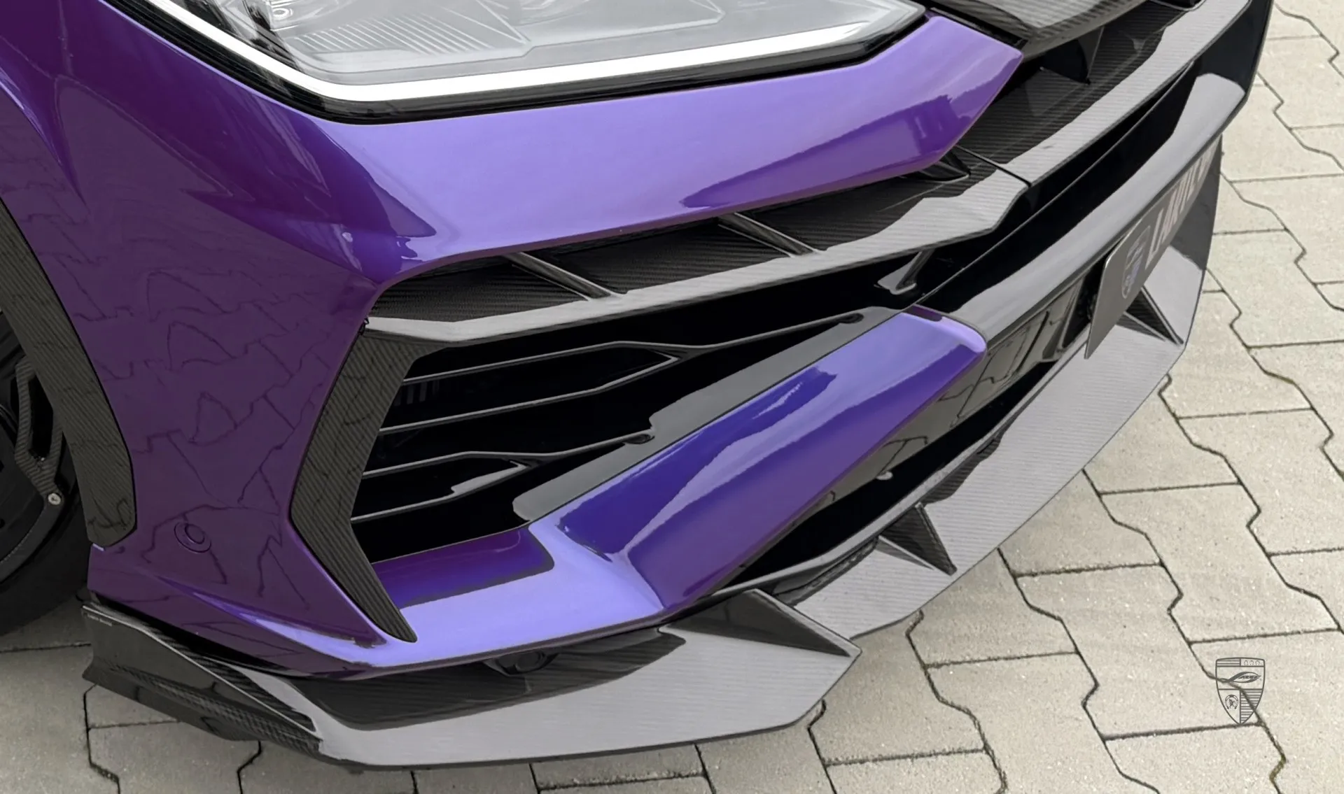 Carbon front bumper lip splitter upgrade for your SUV URUS SE from LARTE Design