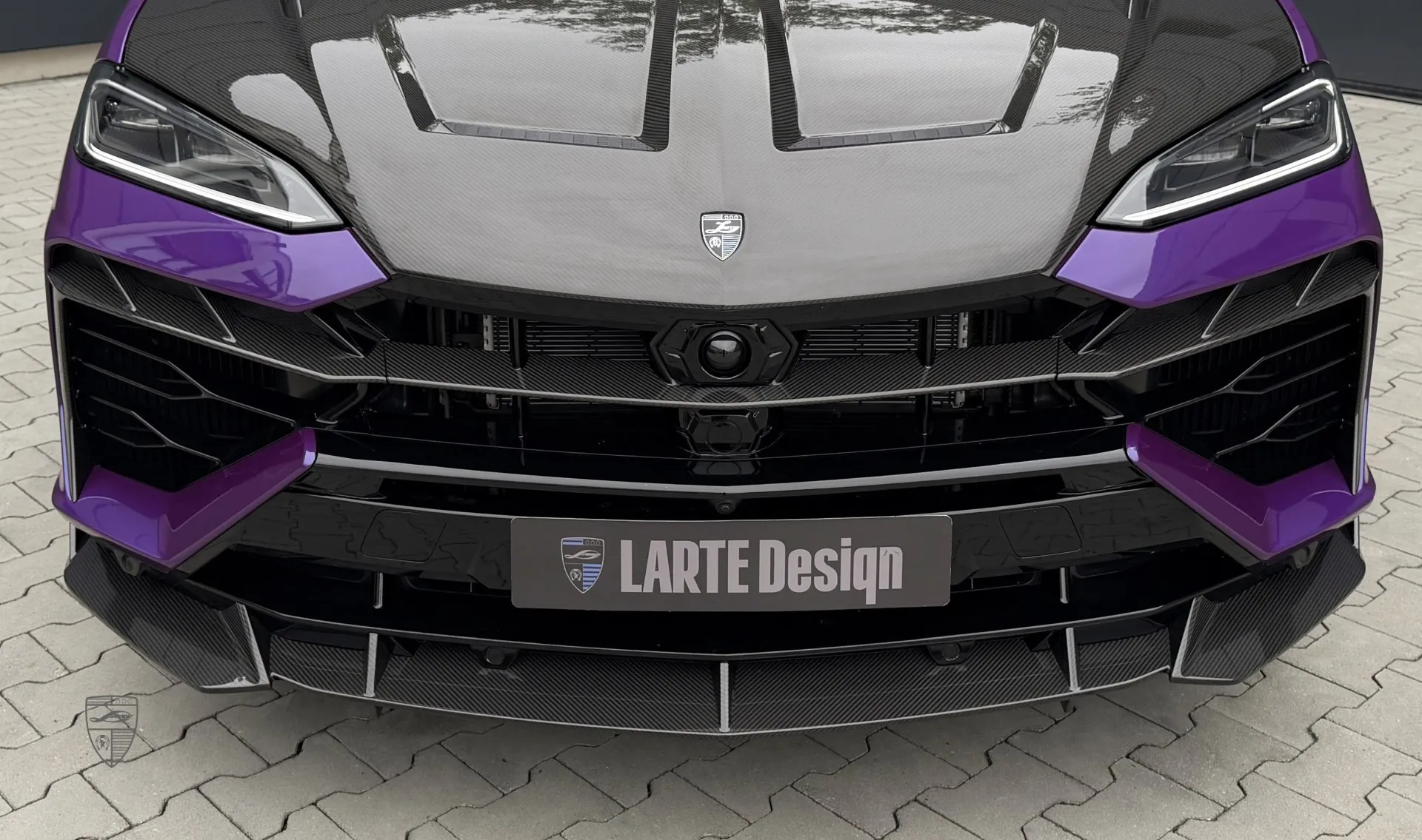 Carbon front bumper lip splitter for your URUS SE in a conversion kit from LARTE Design