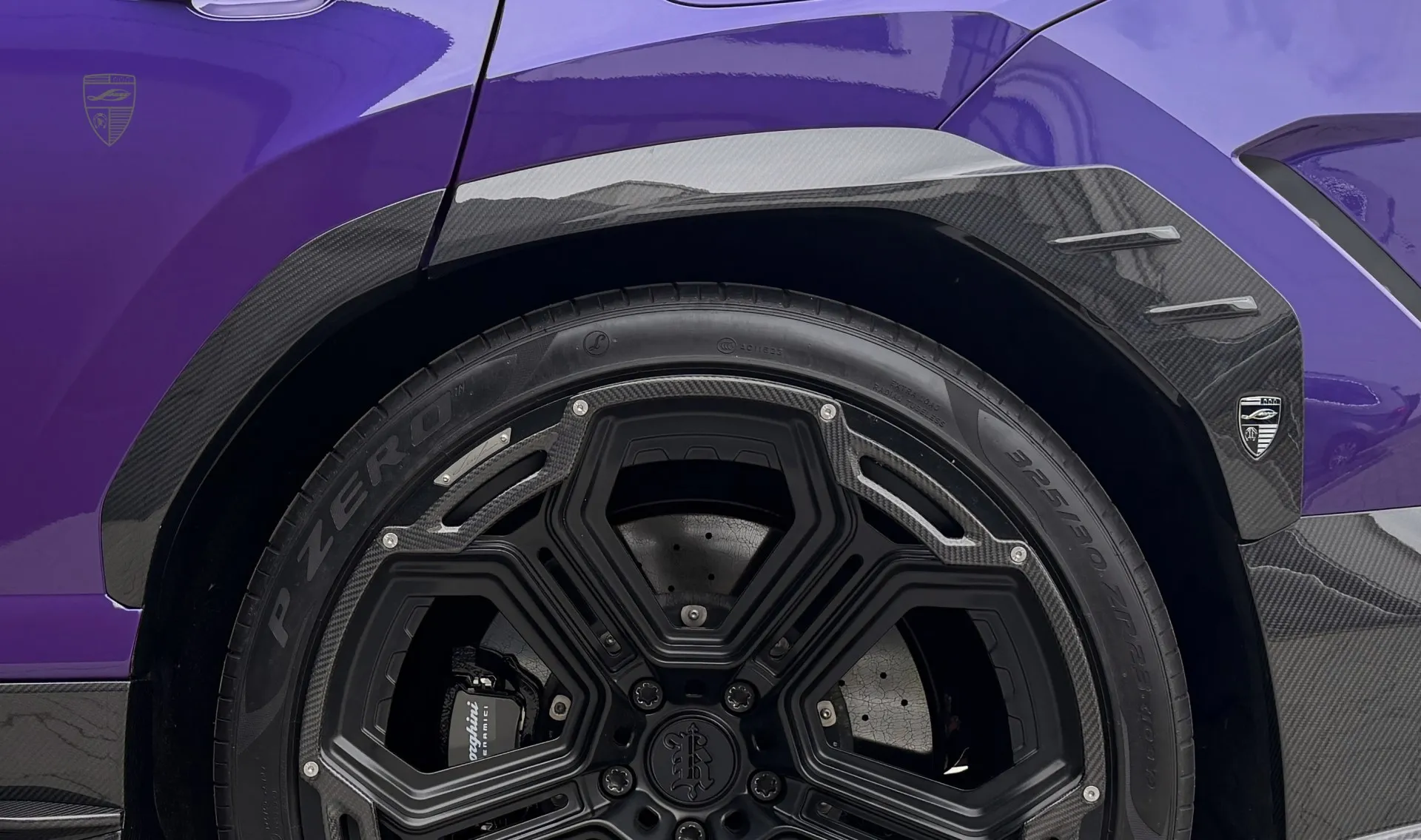 Carbon-Kotflügelverbreiterungen hinten Upgrade für den Luxuswagen URUS SE von LARTE Design