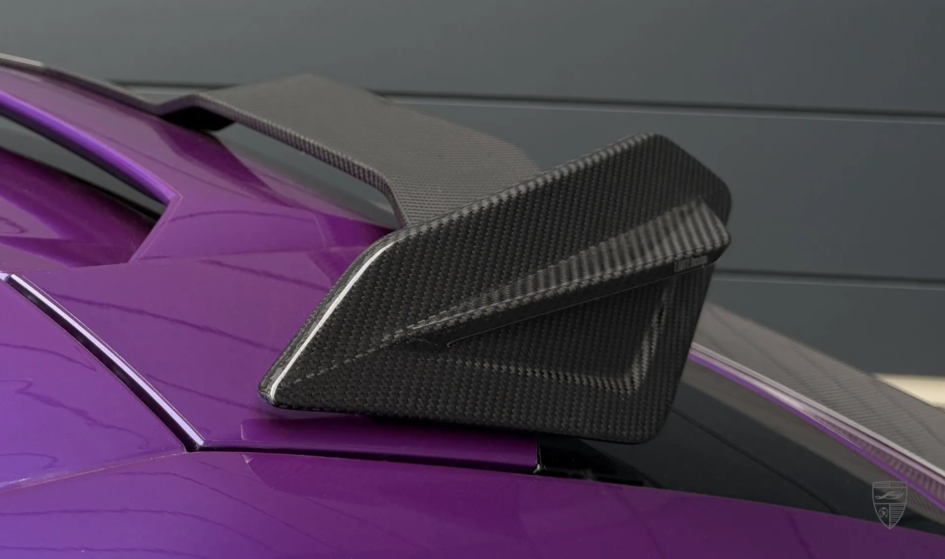 Carbon-Dachspoiler Upgrade für das Familienauto URUS SE von LARTE Design