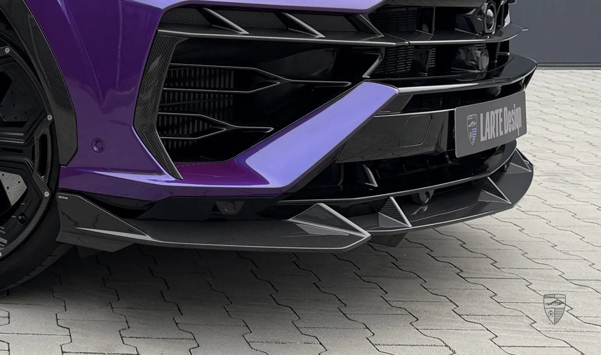 Carbon front bumper lip splitter upgrade for the luxury car URUS SE from LARTE Design