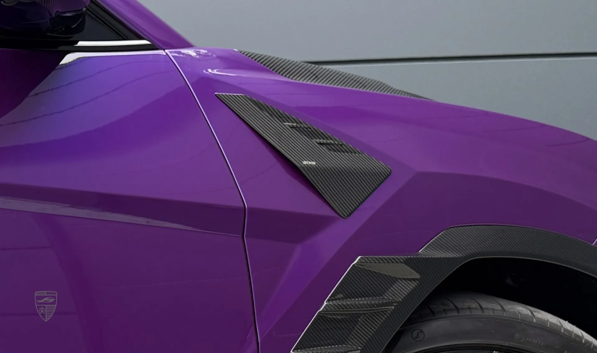 Carbon-Vordere Kotflügel-Inlay Upgrade für den Luxuswagen URUS SE von LARTE Design