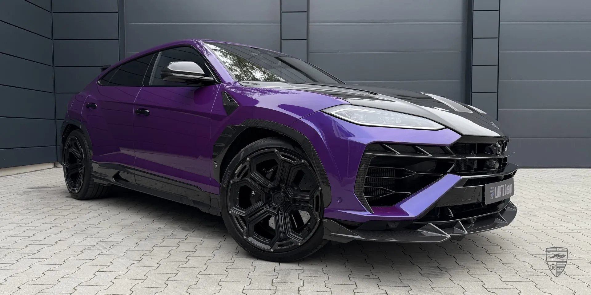 Ururs SE Frontansicht mit aggressivem Styling, folierter Karosserie und aerodynamischen Upgrades