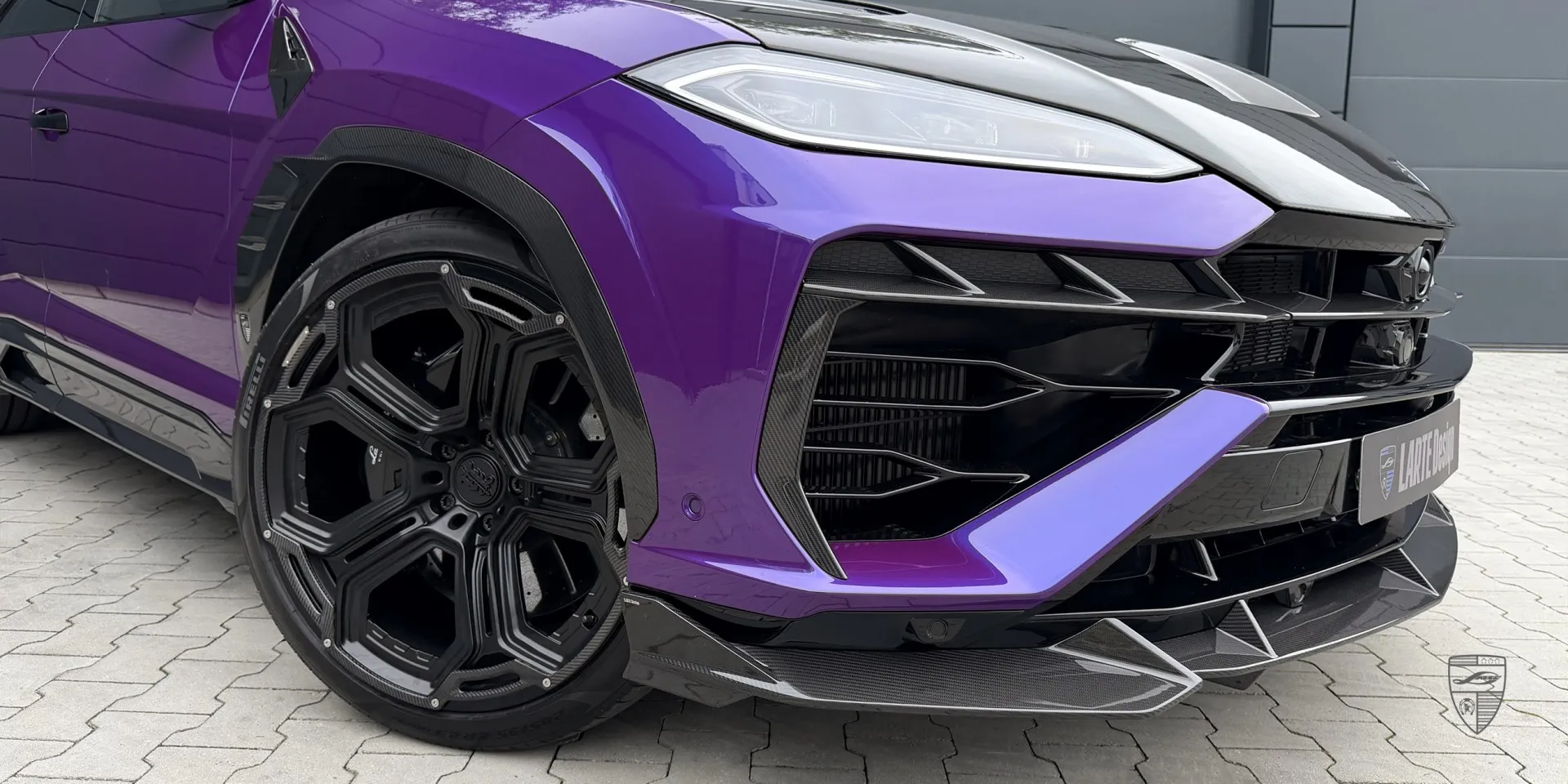 Ururs SE Frontansicht mit aggressivem Styling, folierter Karosserie und aerodynamischen Upgrades