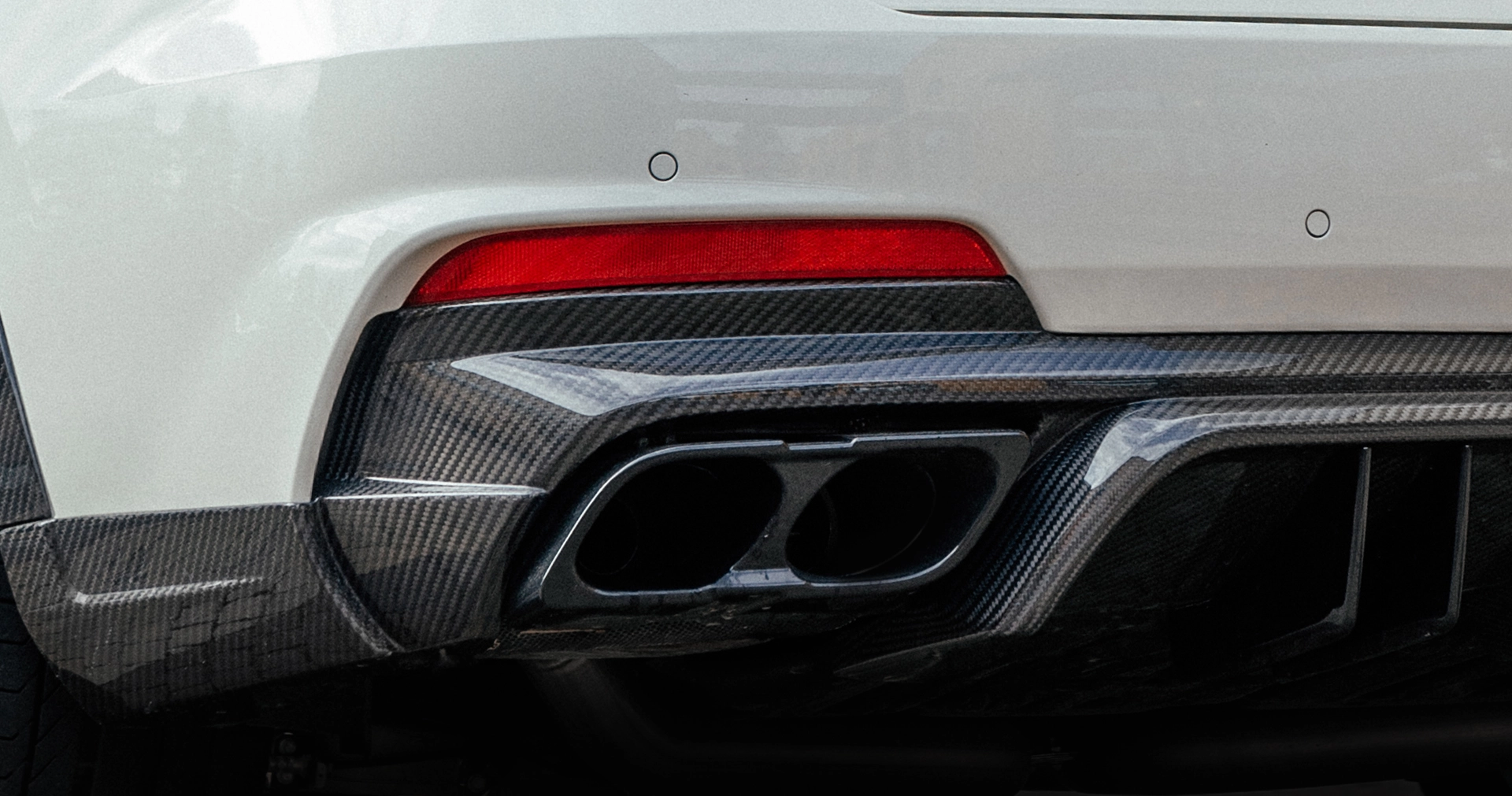 Installation von hochwertigen Auspuffendrohren für den Maserati Levante GT V 8 Bianco/Weiß /2018/2019/2020/2021/2022