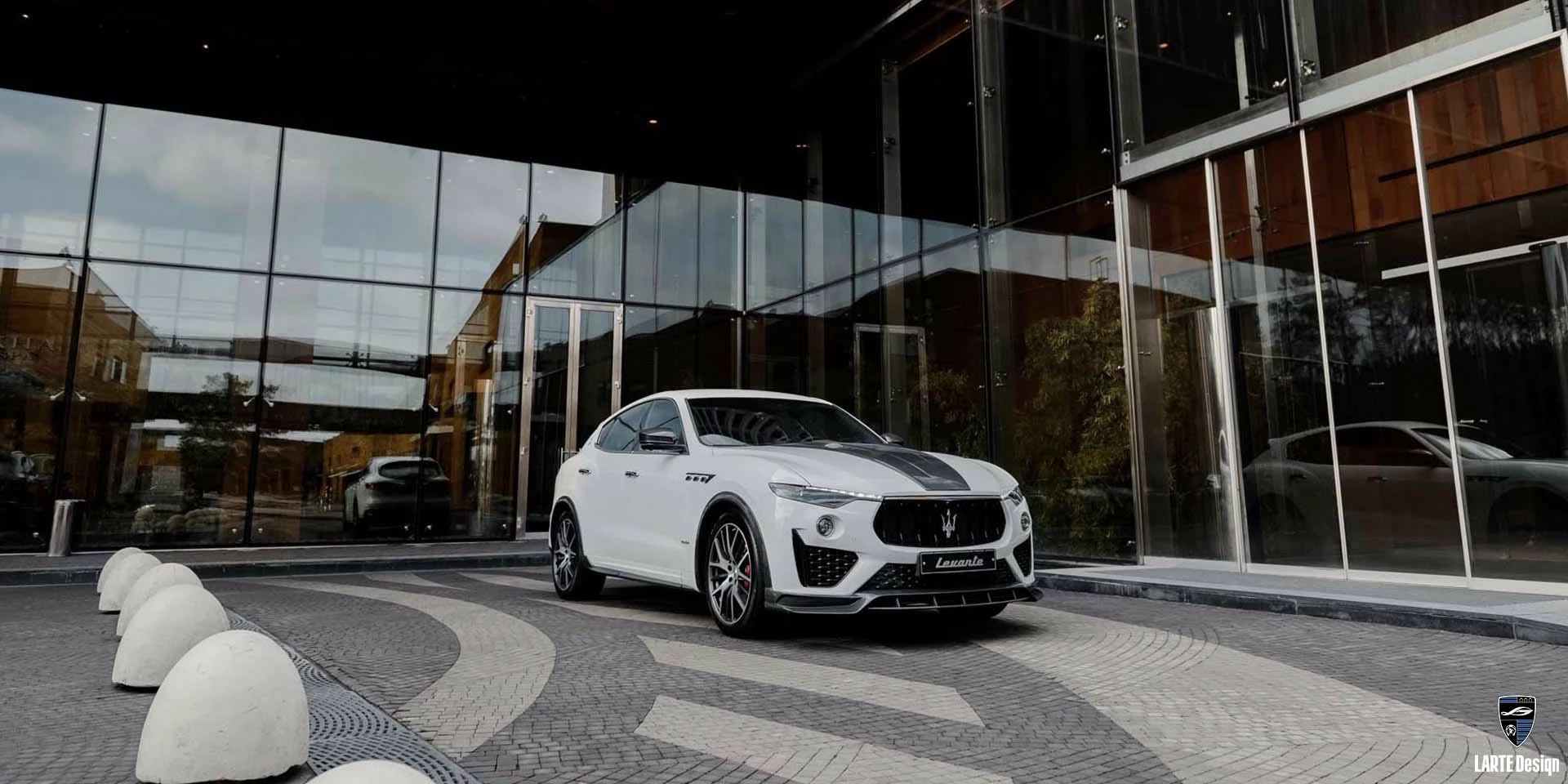 Erwerben Sie ein neues aerodynamisches Kohlefaser-Kit für den Maserati Levante GT V8 mit 580 PS in Bianco/Weiß 2024