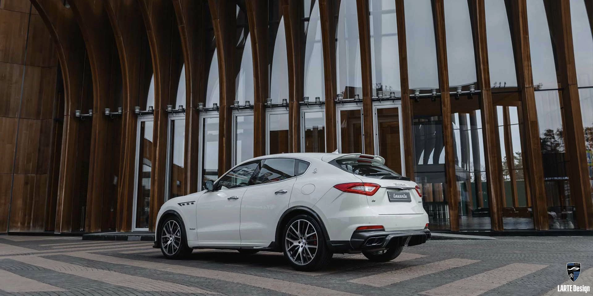 Kaufen Sie ein Karosseriekit 2024 für den Maserati Levante GT V8 mit 580 PS in Bianco/Weiß