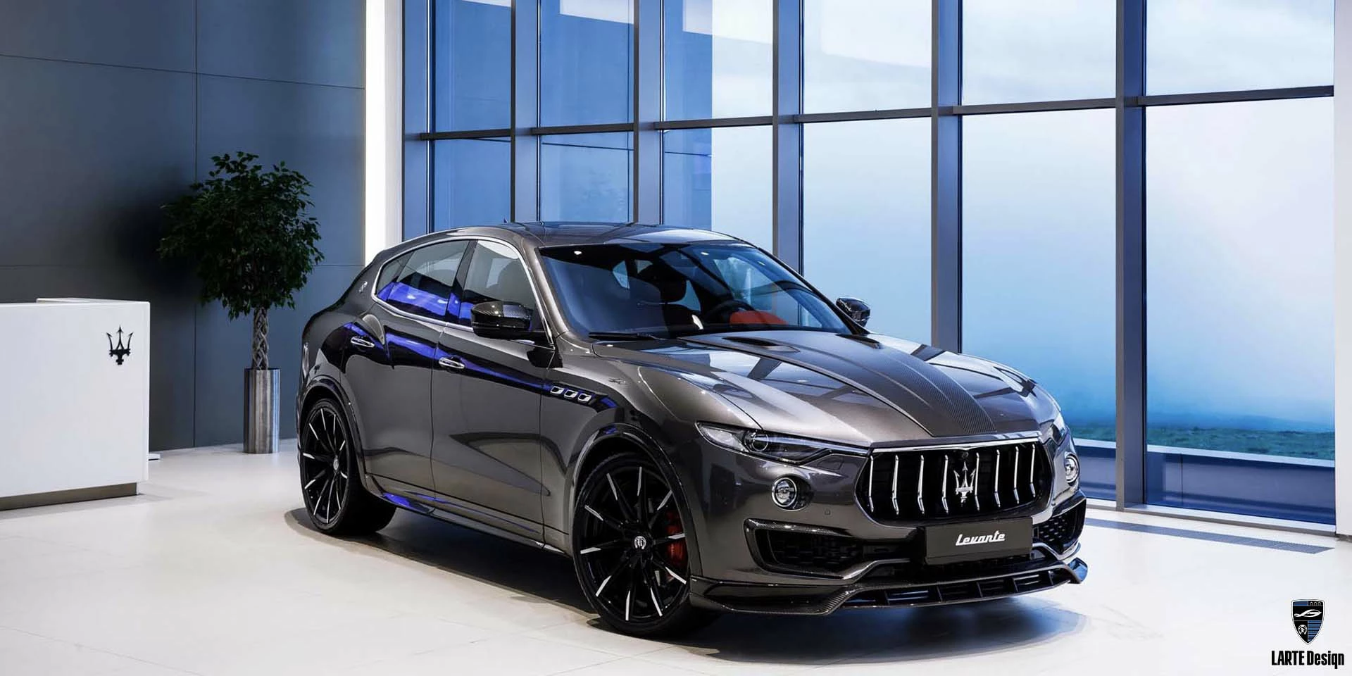 Kaufen Sie ein Kohlefaser-Karosseriekit für den Maserati Levante GT V8 mit 580 PS in Grau aus dem Jahr 2024