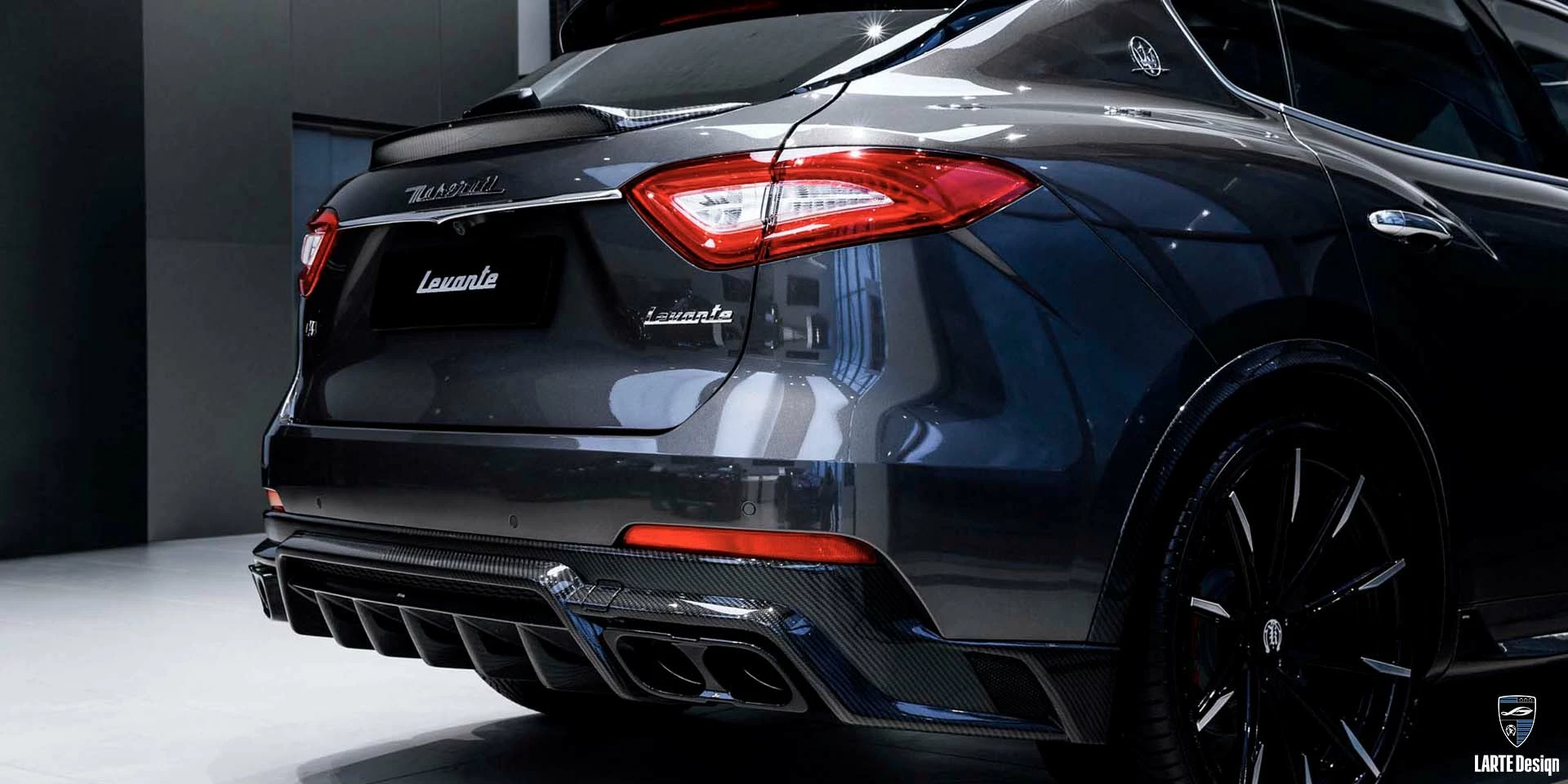 Bestellen Sie neue Kohlefaser-Auspuffendrohre für den Maserati Levante GT V8 mit 580 PS in Grau 2023