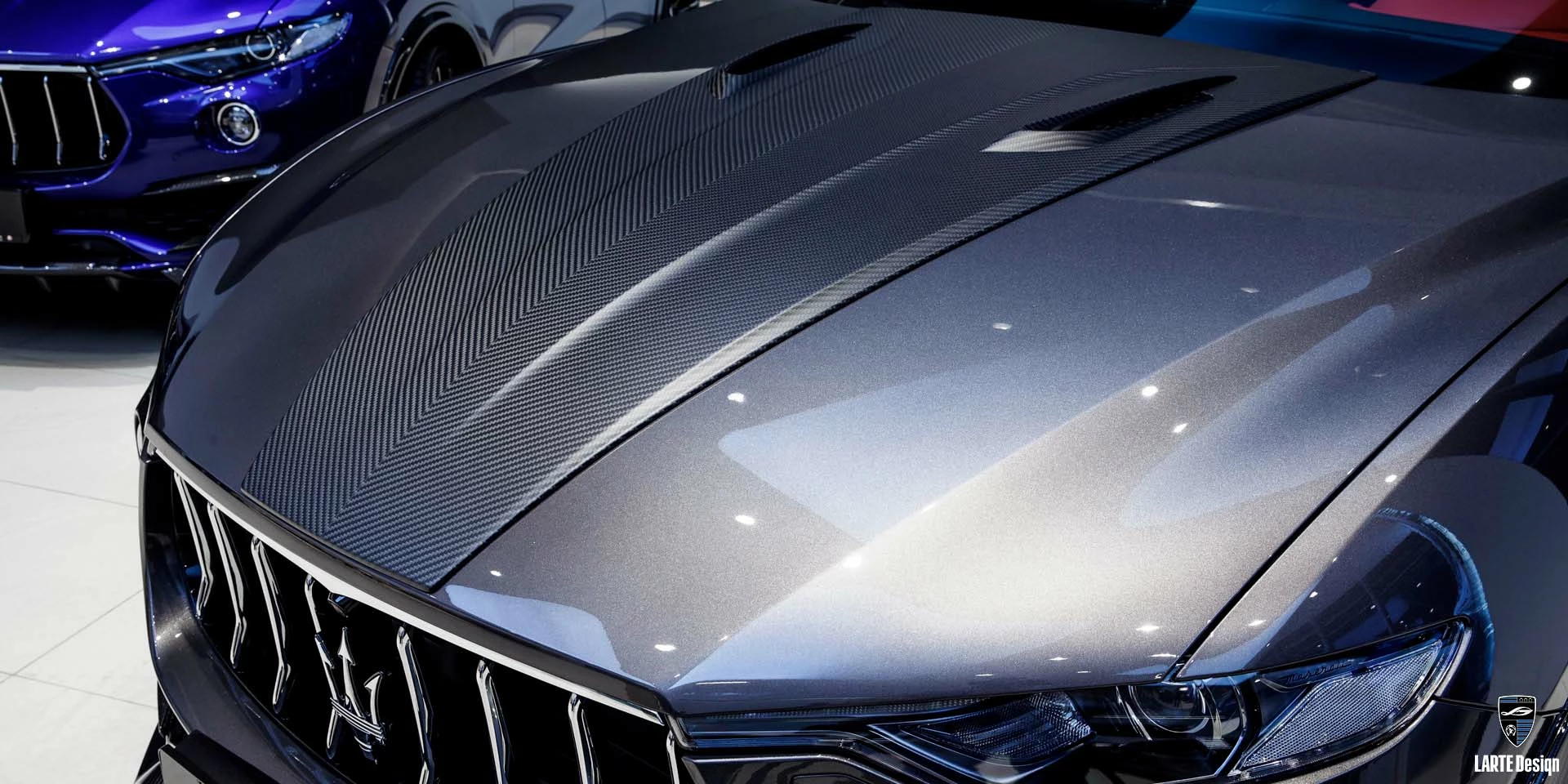 Kaufen Sie eine Kohlefaser-Motorhaube für den Maserati Levante GT V8 mit 580 PS in Grau 2023