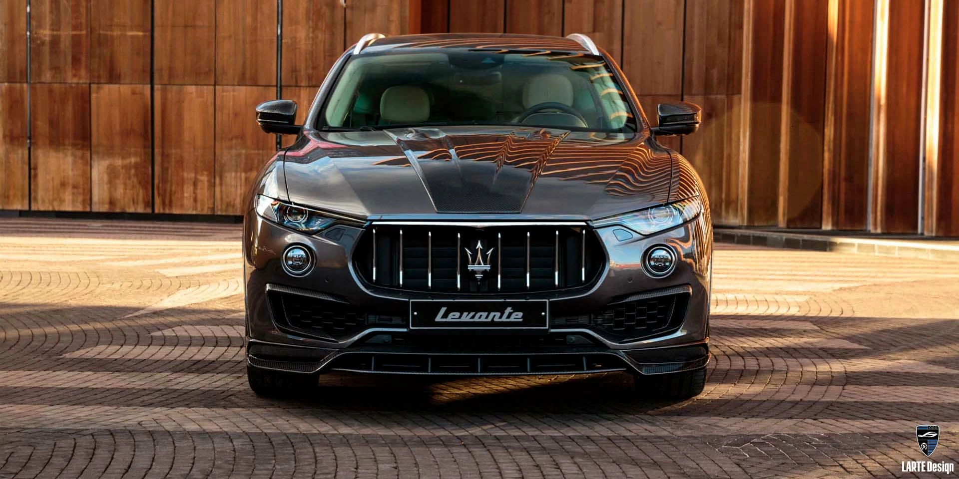 Erhalten Sie Kohlefaser-Schürzen für den Maserati Levante GT V8 mit 580 PS in Grau 2023