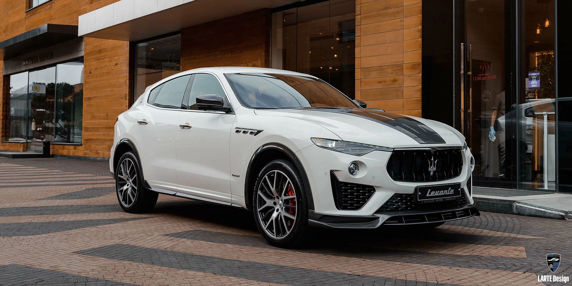 Kaufen Sie ein individuelles Kohlefaser-Karosseriekit für den Maserati Levante GT V8 mit 580 PS in Bianco/Weiß 2023