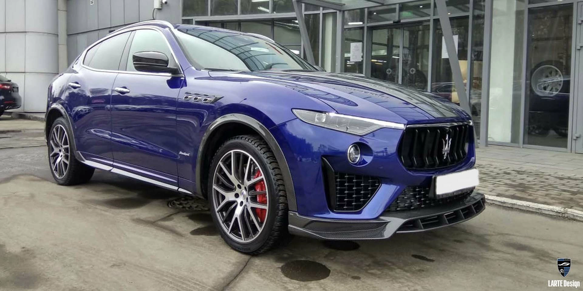 Erwerben Sie einen Kohlefaser-Frontsplitter für den Maserati Levante GT V8 mit 580 PS in Blau