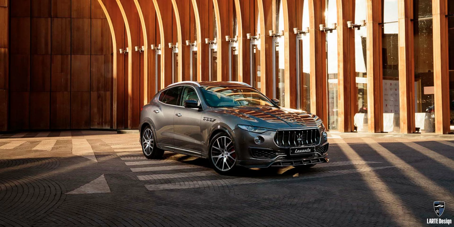 Installieren Sie individuelles Karosserietuning für den Maserati Levante GT V8 mit 580 PS in Grau 2024