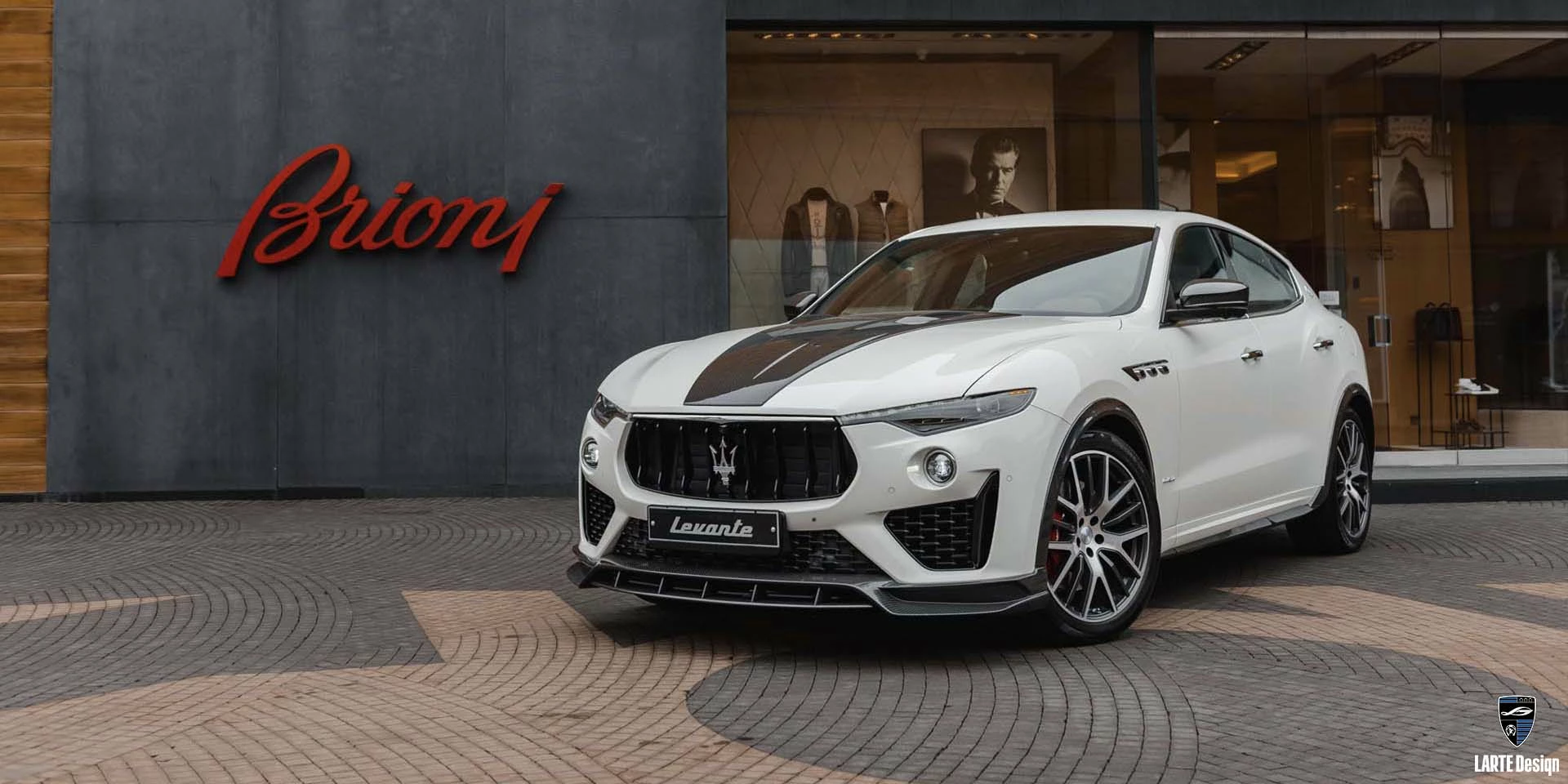 Installieren Sie ein individuelles Karosseriekit für den Maserati Levante GT V8 mit 580 PS in Bianco/Weiß 2023