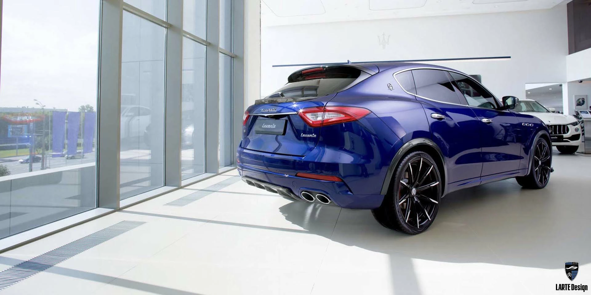 Paket mit aerodynamischem Addon-Diffusor für den Maserati Levante GT V8 mit 580 PS in Blau