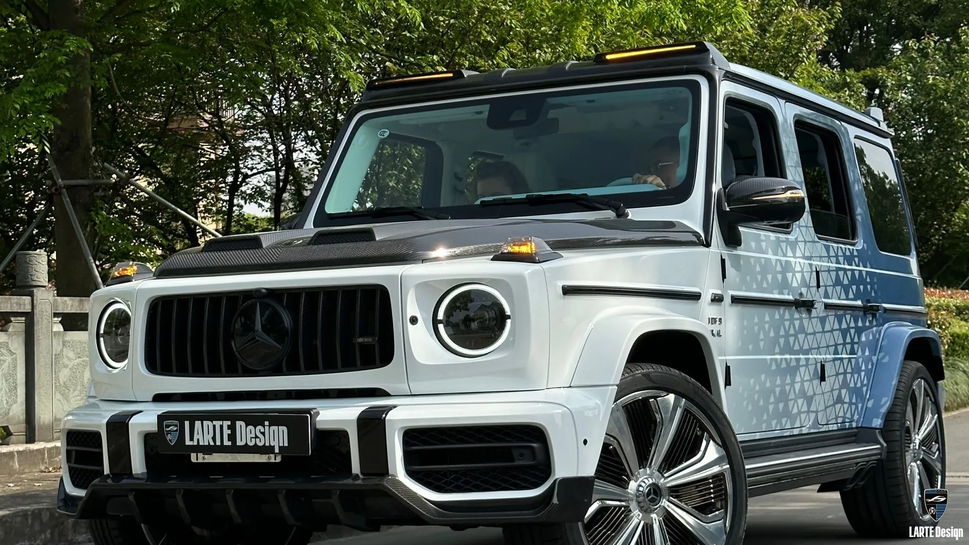 Carbon fiber roof light bar in tuning for Mercedes G63 W463 by LARTE Design