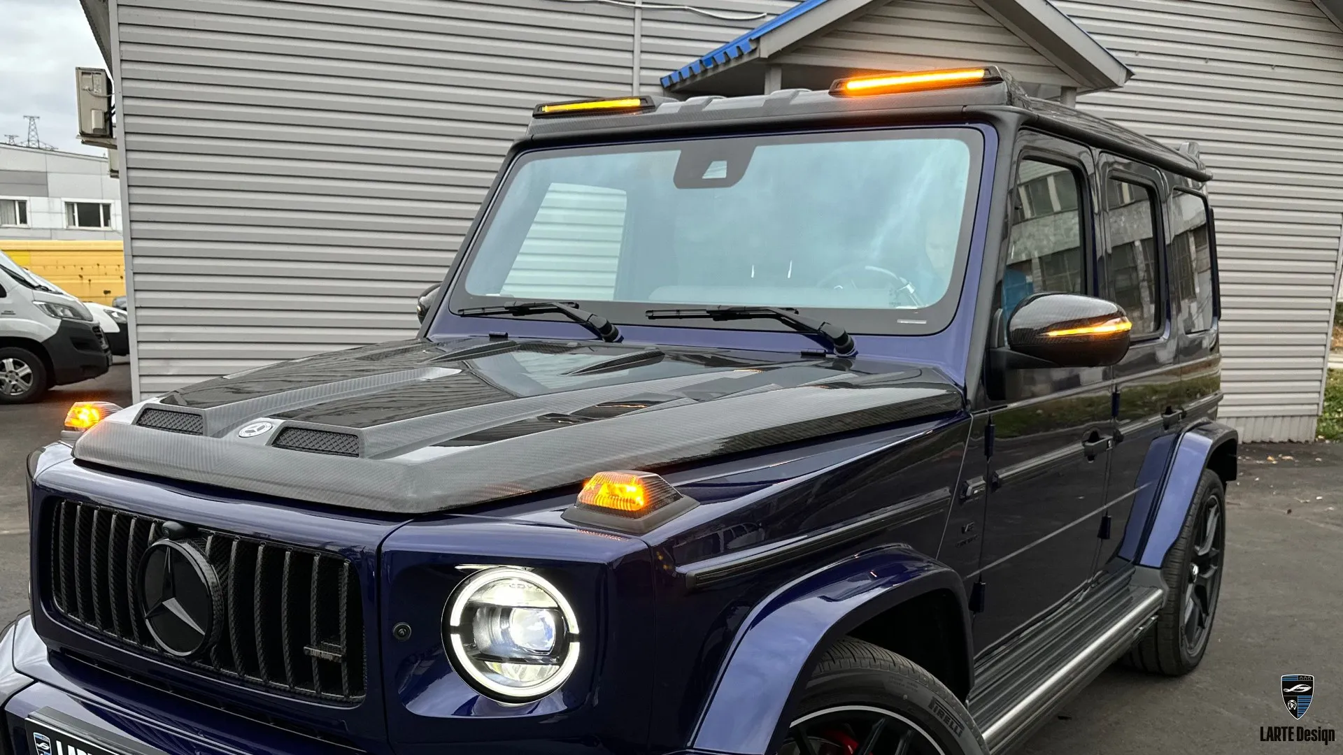 Roof turning lights bar in tuning for Mercedes G63 W463 by LARTE Design