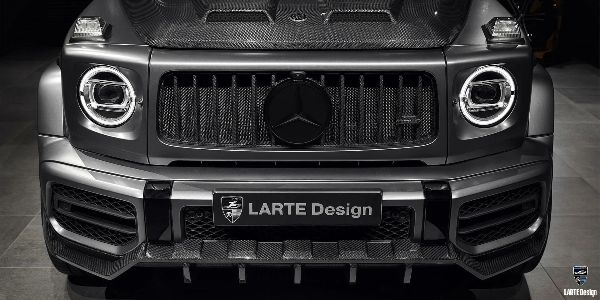 Bestellen Sie eine Kohlefasergrillverkleidung für Mercedes-Benz G-Klasse 63 AMG W463 in Selenitgrau Metallic